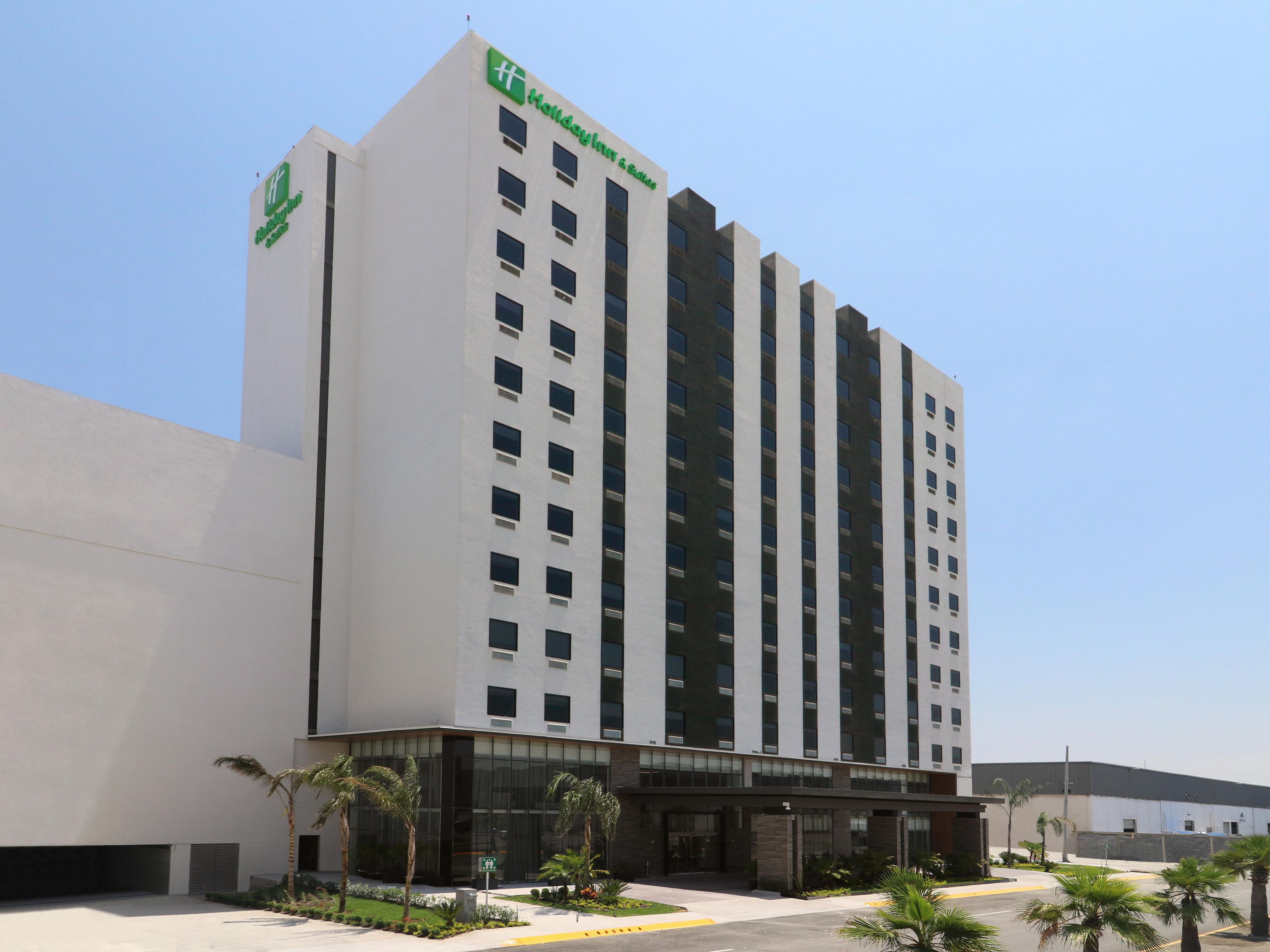179 Deluxe rooms
22 Jr Suites
9 Master Suites
Meeting Room to 150 persons
Complimentary Wifi 
Restaurant and Bar
Room Service
Outdoor pool 
Complimentary parking lot
Gym
Business Center
Laundry and dry cleaner service
Safety box