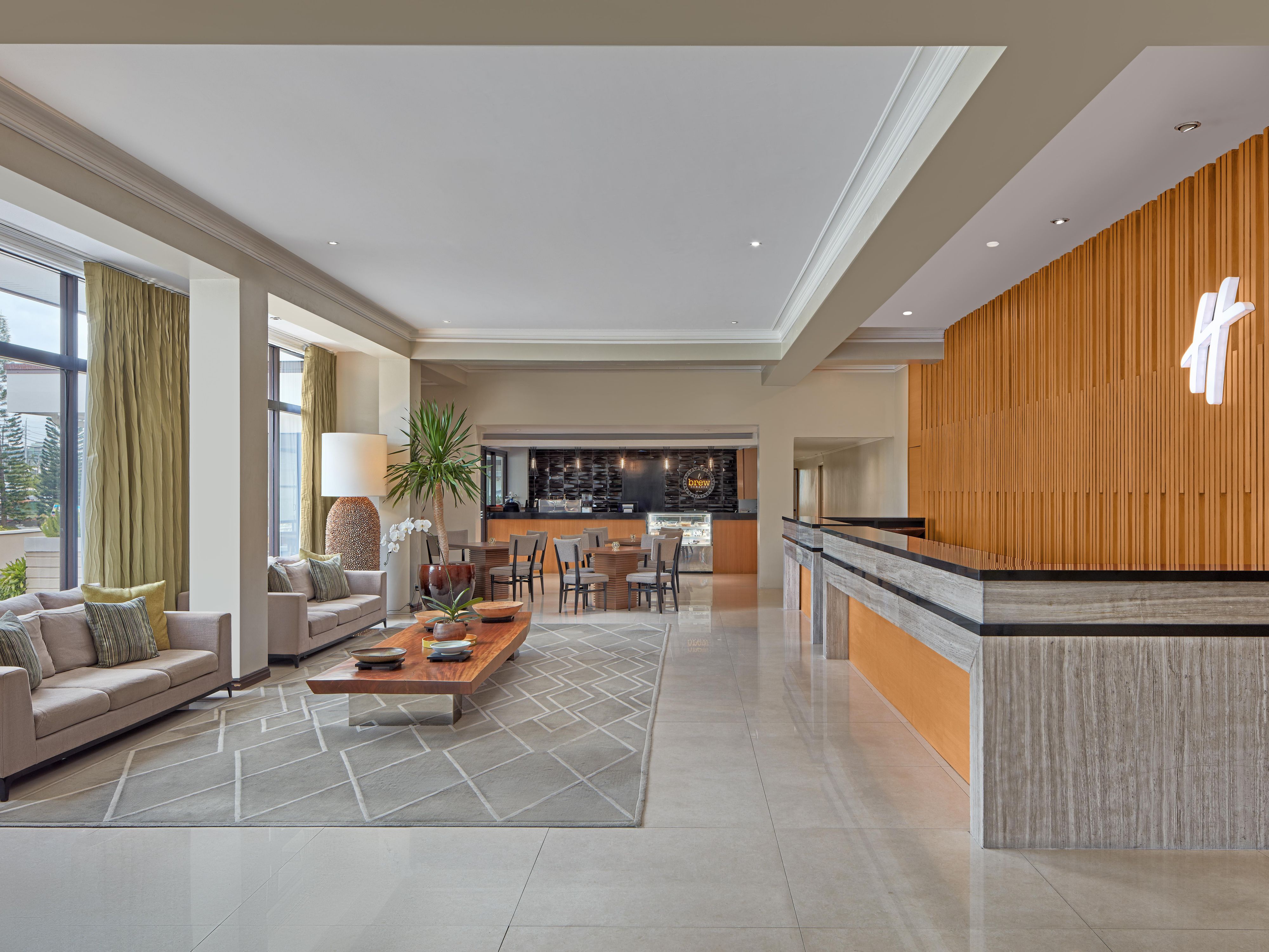 Goditi i pasti, il lavoro e il relax in una lobby aperta dotata di una lounge che accoglie tutti gli ospiti in un'atmosfera accogliente e invitante, completata dalla nostra accogliente ospitalità.