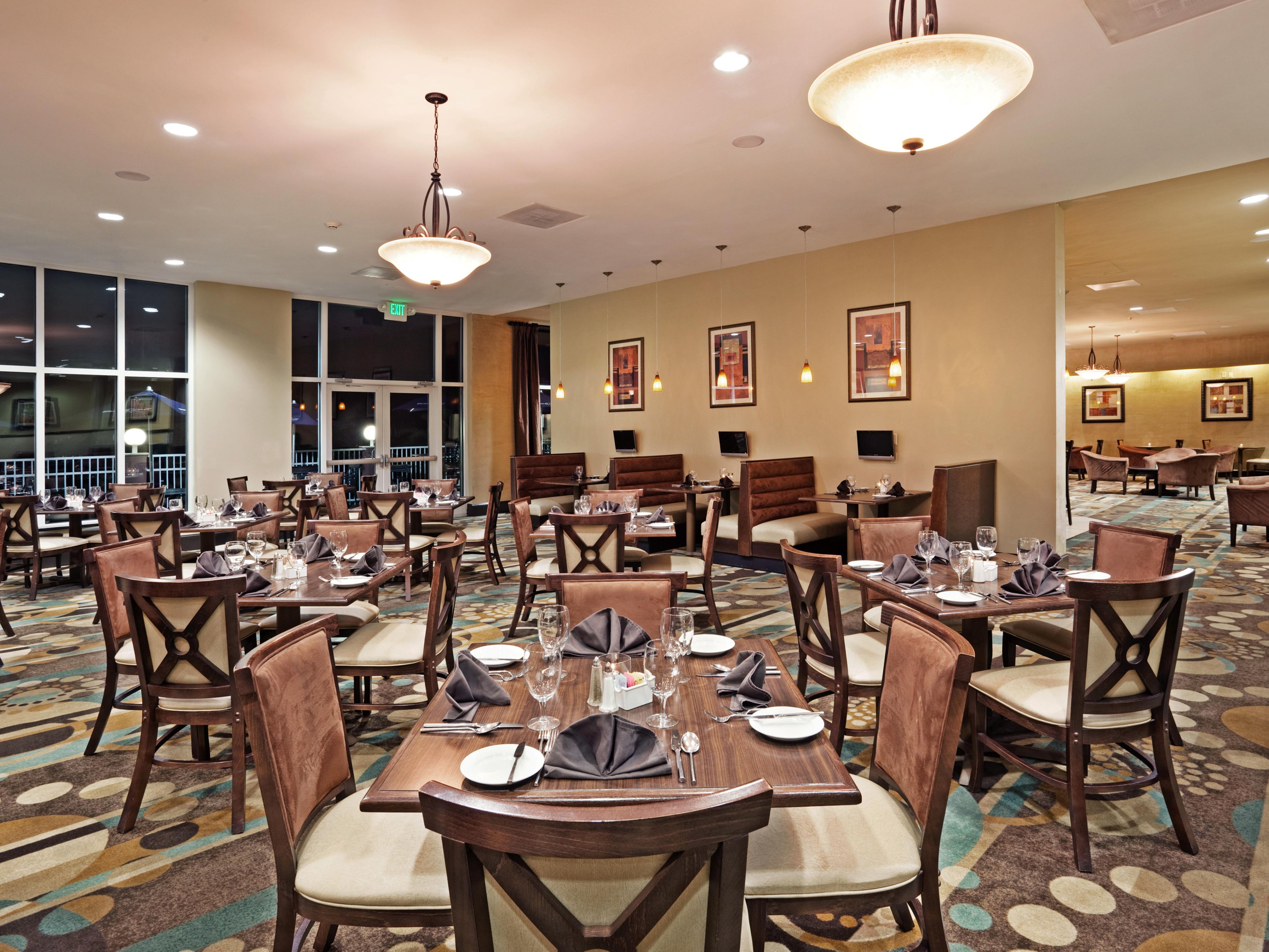 The Albergotti Grill offers breakfast and dinner.  Our dinner menu offers lowcountry seafood and steaks prepared by our local chef.  Dine in our spacious restaurant, outside on the patio overlooking the beautiful Beaufort River or take out.