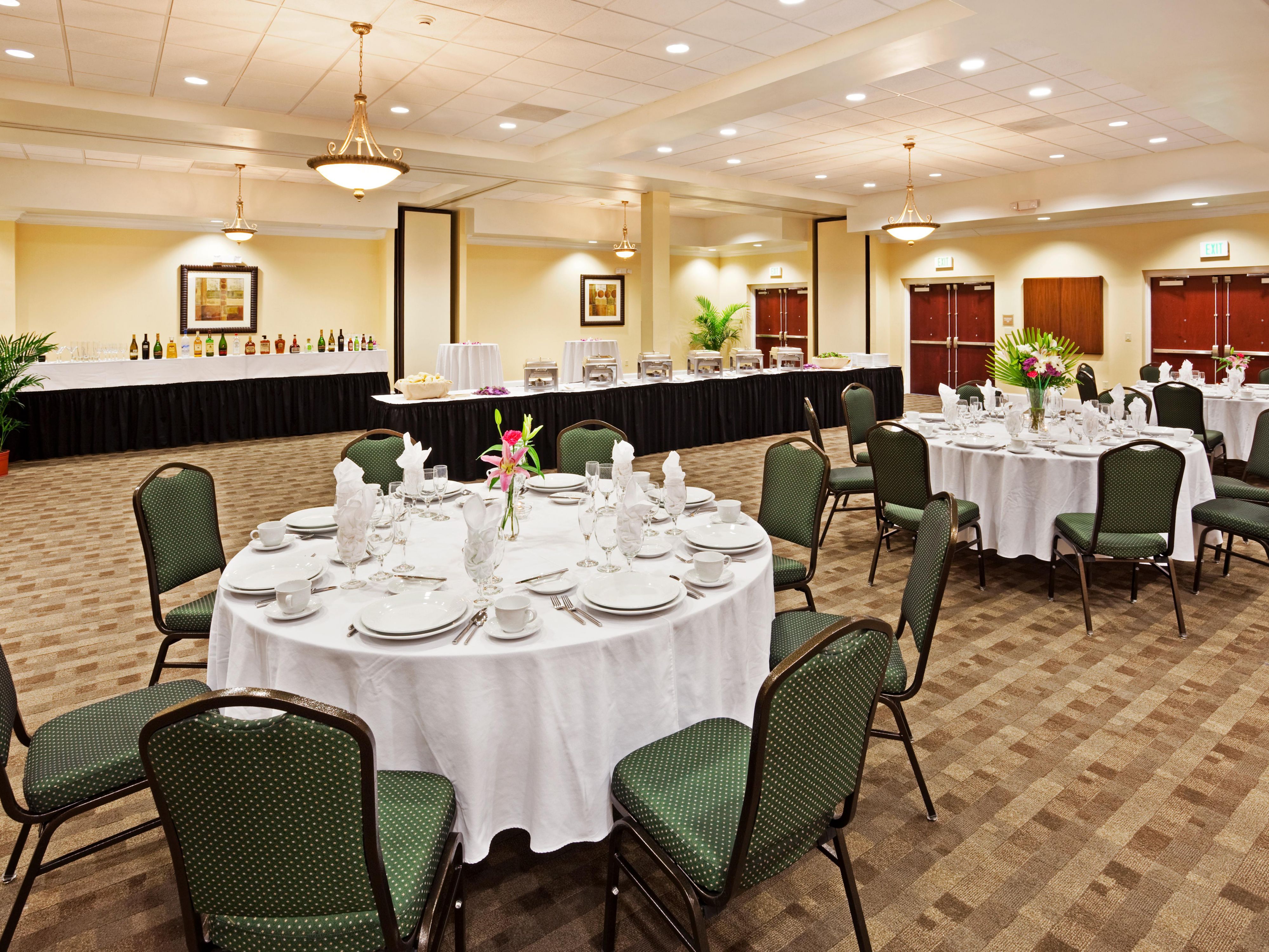 The Holiday Inn & Suites Beaufort features over 5,000 square feet of flexible event space and full service catering to accommodate a full range of guest list sizes. Gather your family and friends at the Holiday Inn & Suites Beaufort for a wedding day you’ll never forget.