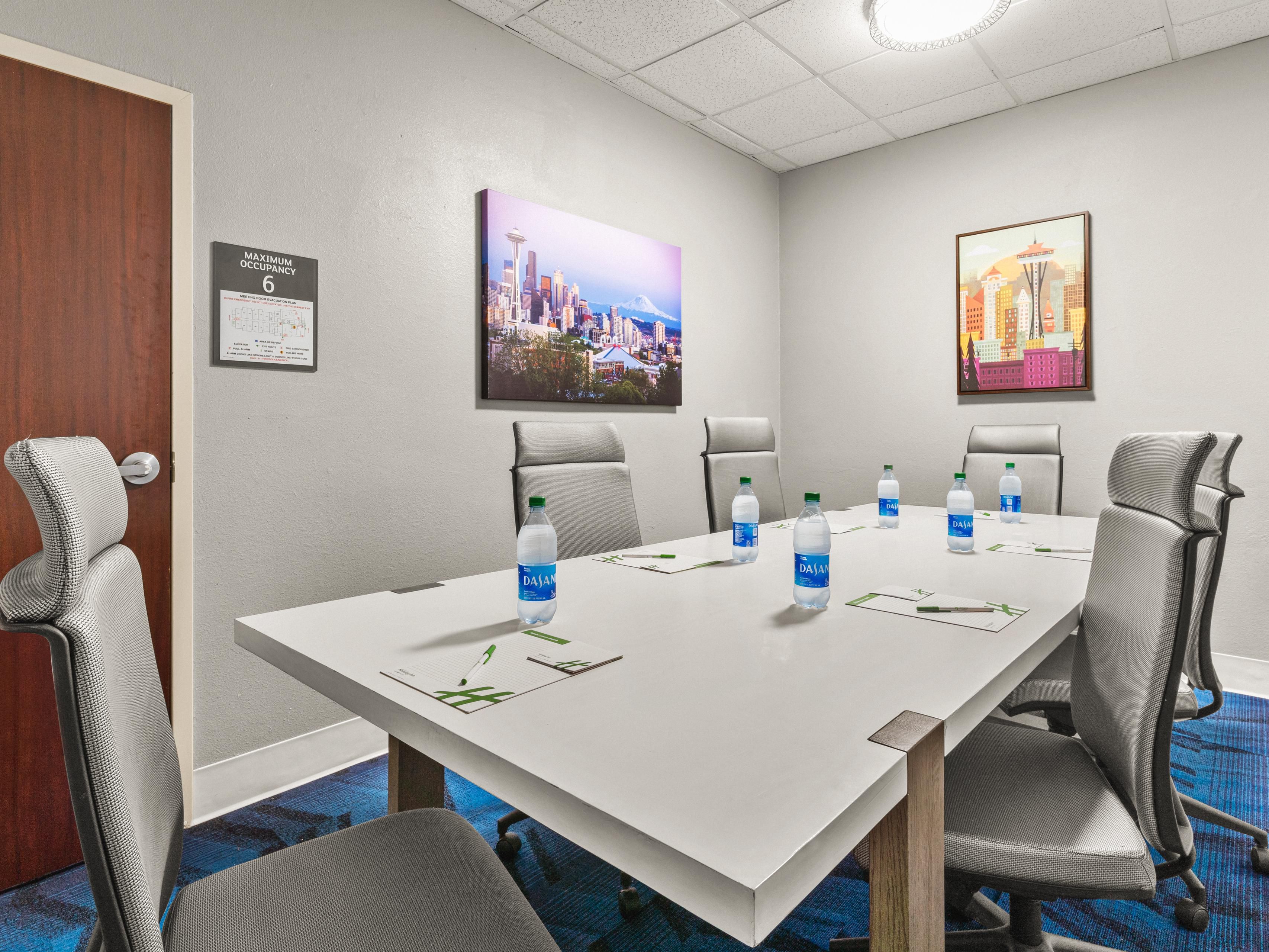 El hotel ofrece una sala de reuniones perfecta para una pequeña reunión de negocios. Utilice nuestra sala de juntas de 150 pies cuadrados para su próxima reunión con hasta seis personas.  