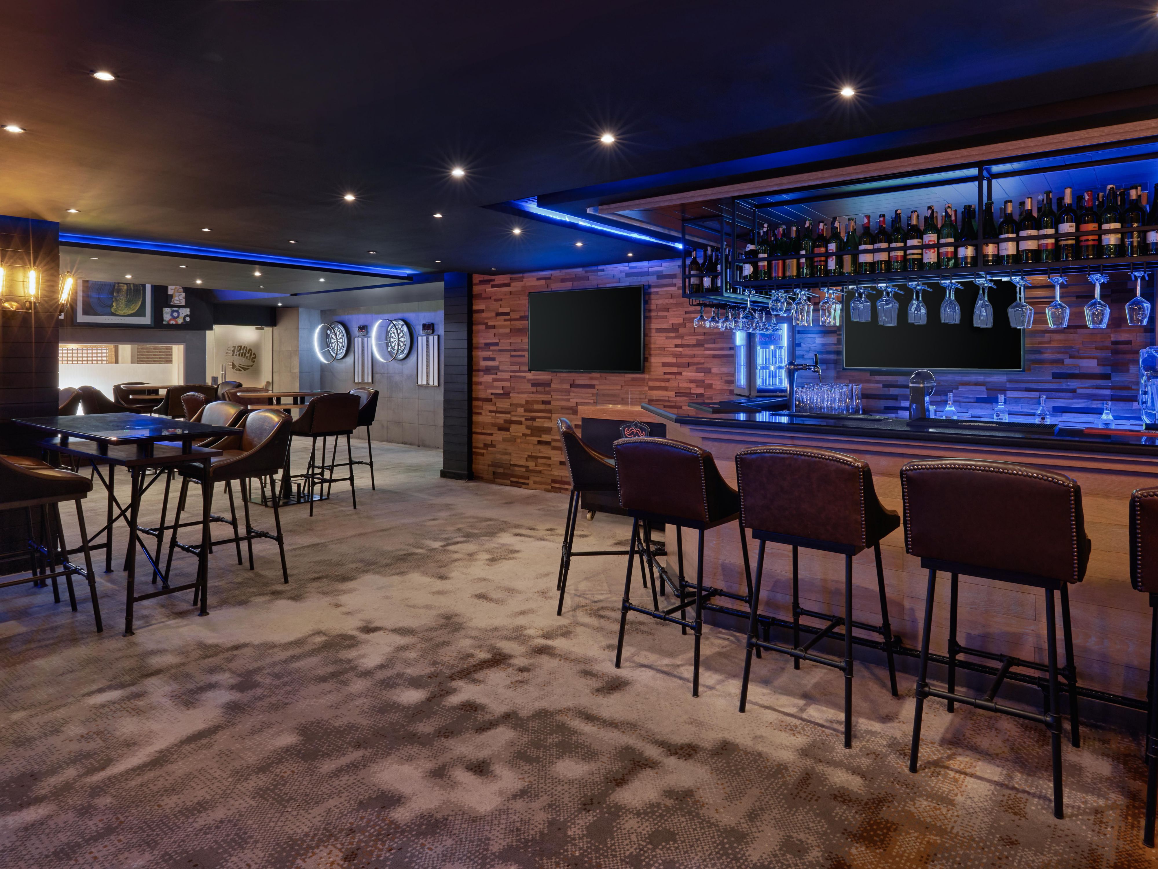 Ritrovati allo Scores Sports Bar per un'epica notte di divertimento! Lasciati andare, assapora cibo delizioso, scendi in pista e sfida gli amici ai giochi. L'emozione ti aspetta mentre crei ricordi indimenticabili.