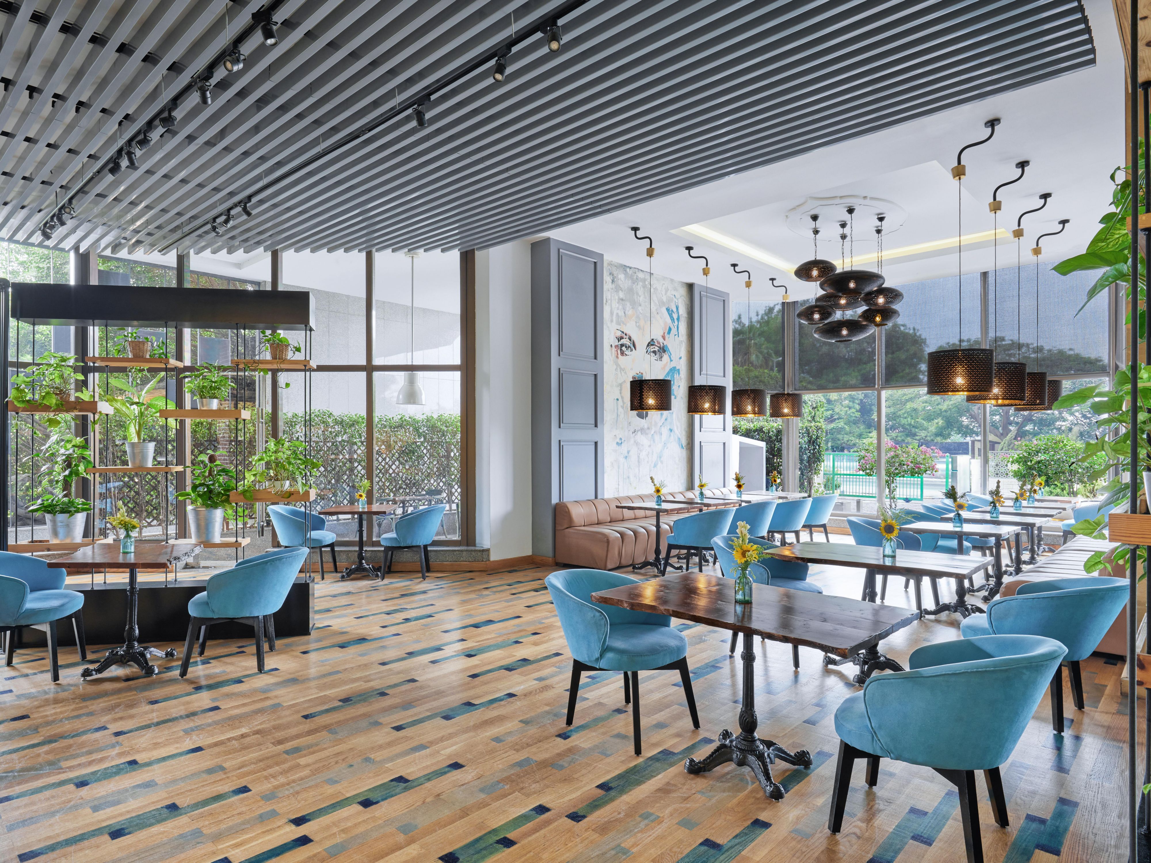 Assapora un mix perfetto di tranquillità e gusto allo Zen Cafe & Lounge. Goditi deliziosi pasticcini, prodotti da forno freschi e caffè rinfrescante in un ambiente moderno, perfetto per il relax.