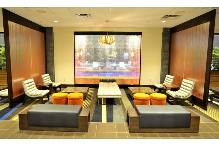 Holiday Inn & Suites Charleston West
