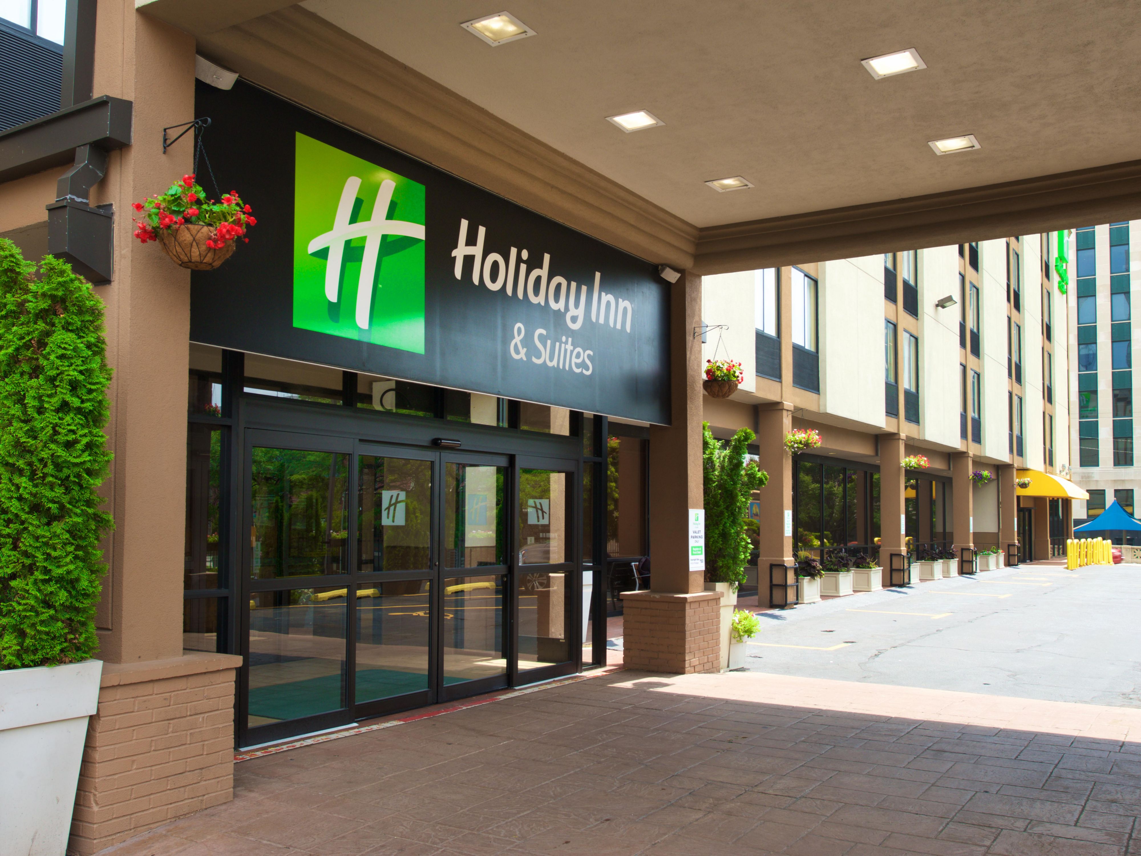 Our prime location Downtown Chicago is surrounded by popular local attractions including the Navy Pier, Willis Tower, the United Center, Wintrust Arena, Credit Union Arena 1, Shedd Aquarium, Field Museum, UIC Forum, McCormick Place and more!