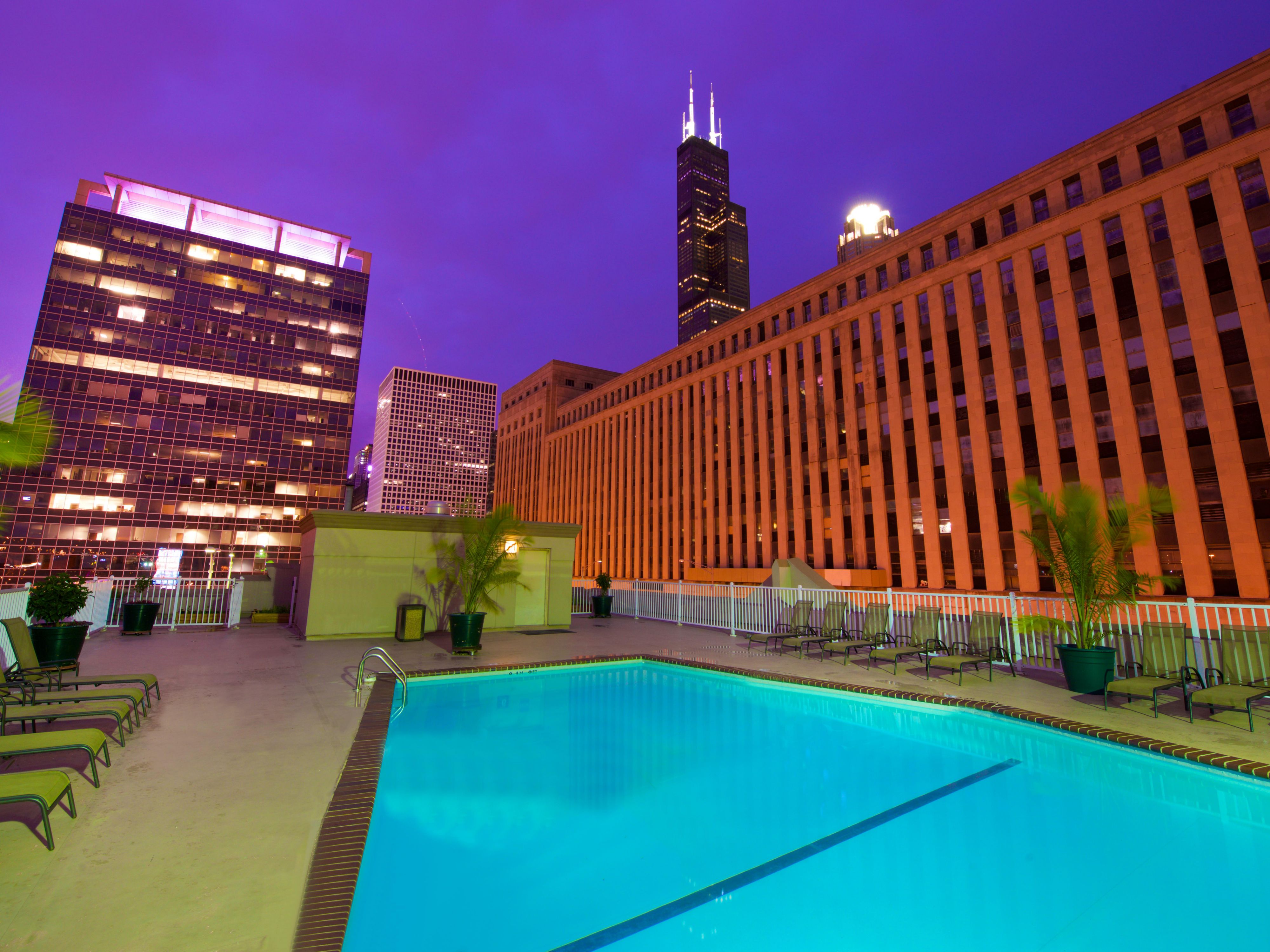 Take in sweeping views of downtown Chicago from the rooftop-level outdoor pool at Holiday Inn & Suites Chicago-Downtown. Whether you're starting your morning with a swim or unwinding after a day of exploring the city, our seasonal pool offers a relaxing escape above the hustle and bustle—all just steps from the West Loop and UIC.