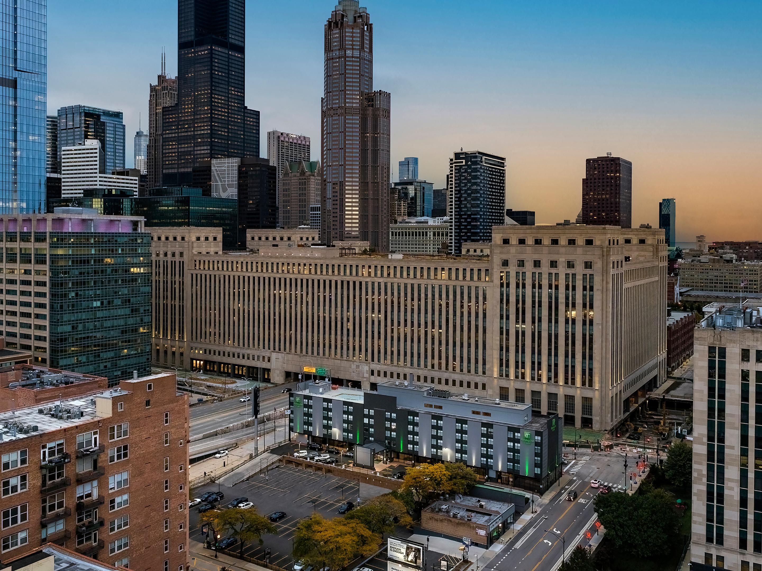 Located across the street from the Old Post Office which houses companies like Uber, Ferrara, Walgreens, Cisco and Pepsi.  The Holiday Inn Downtown Chicago proudly serves Pepsi products. 