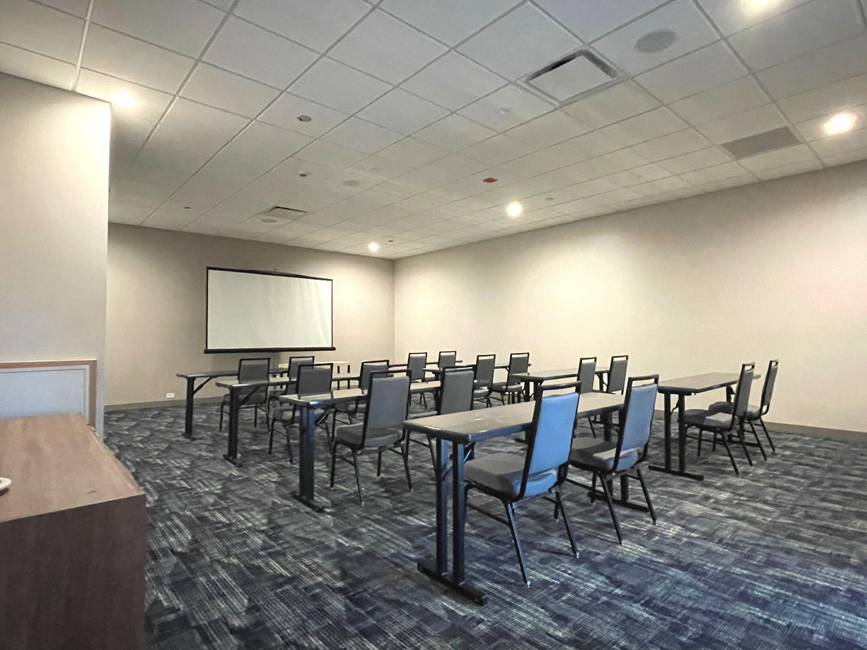 Our hotel features over 1,000-sq-ft of flexible space, ideal for business meetings, bridal showers, family reunions and more!  Work with one of our experienced meeting planners to ensure a seamless and successful event.