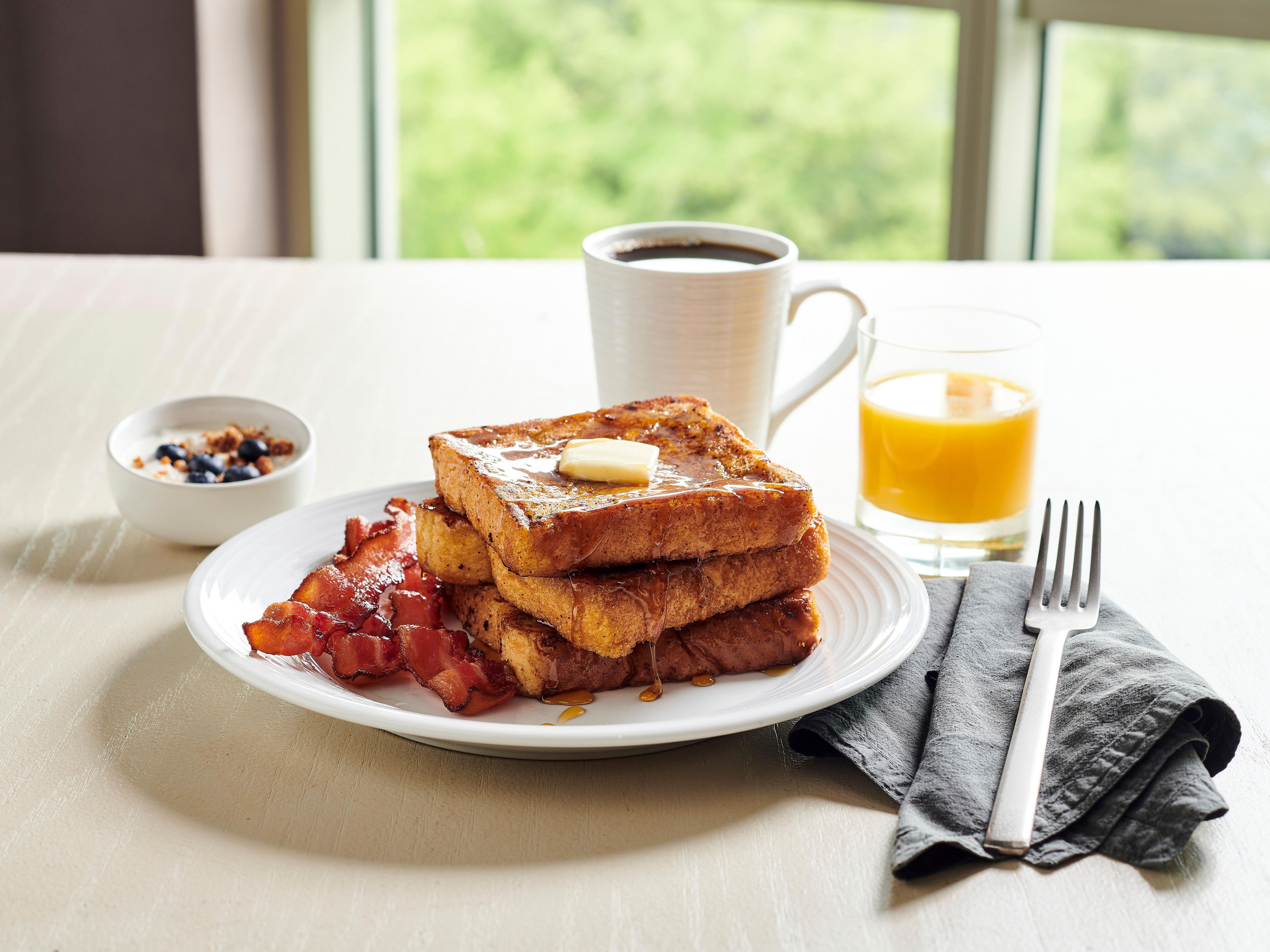 ¡Empieza bien el día con nuestro delicioso desayuno buffet de pago! Disfrute de una variedad de opciones frías y calientes, desde frutas frescas y pasteles hasta sabrosas carnes para el desayuno, huevos y tostadas francesas dulces. Llénese de energía para sus aventuras en Chicago, todo por solo $22, y los niños menores de 11 comen gratis con un adulto que paga su entrada. ¡Es la manera perfecta de empezar el día!