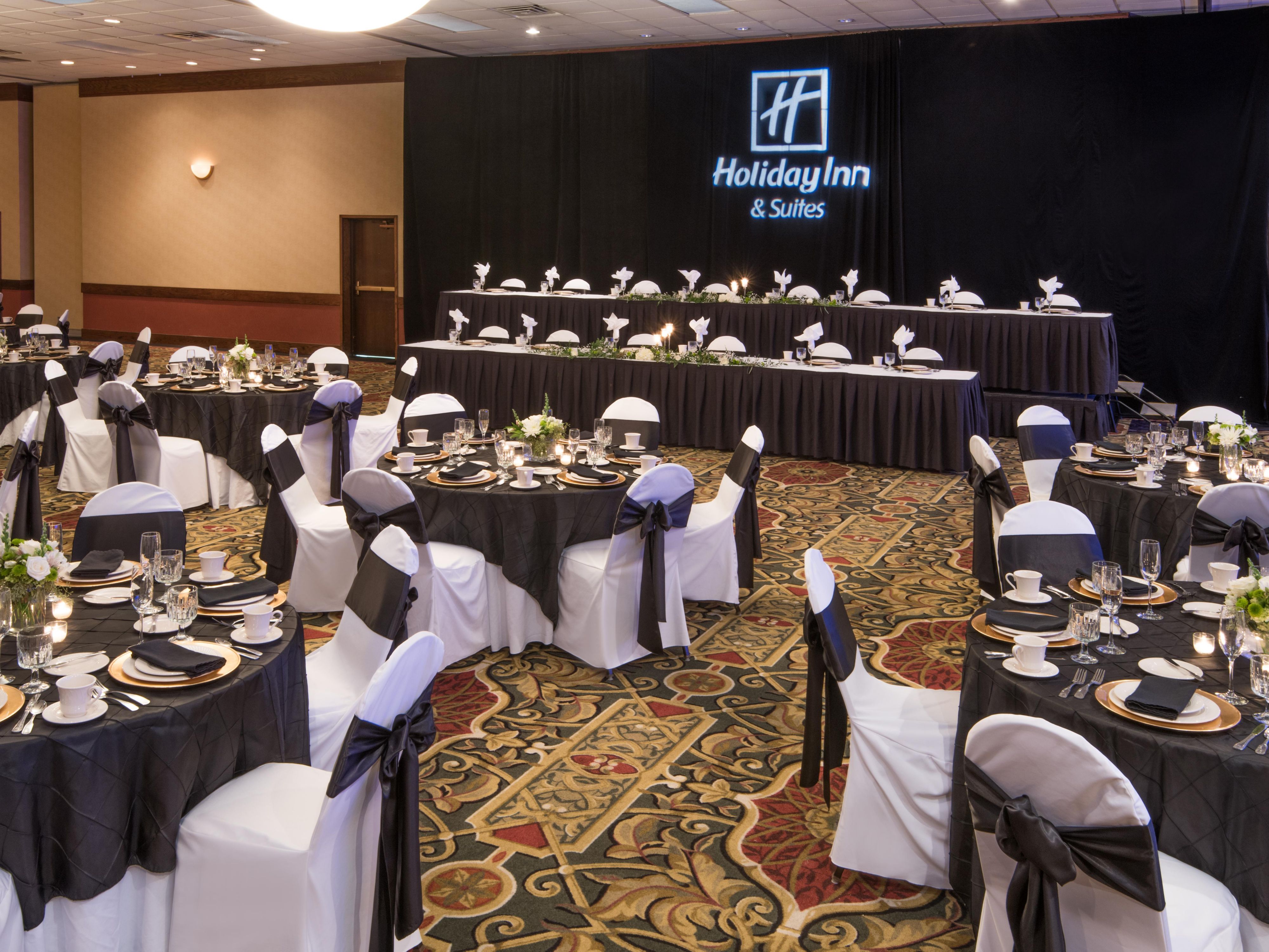Successful meetings in Cincinnati, Ohio begin with the hotel's 14 updated meeting rooms. With more than 13,000 sq ft, host a reception for 1,000 and be assured that you'll have state-of-the-art A/V service, custom catering and our staff's best efforts.