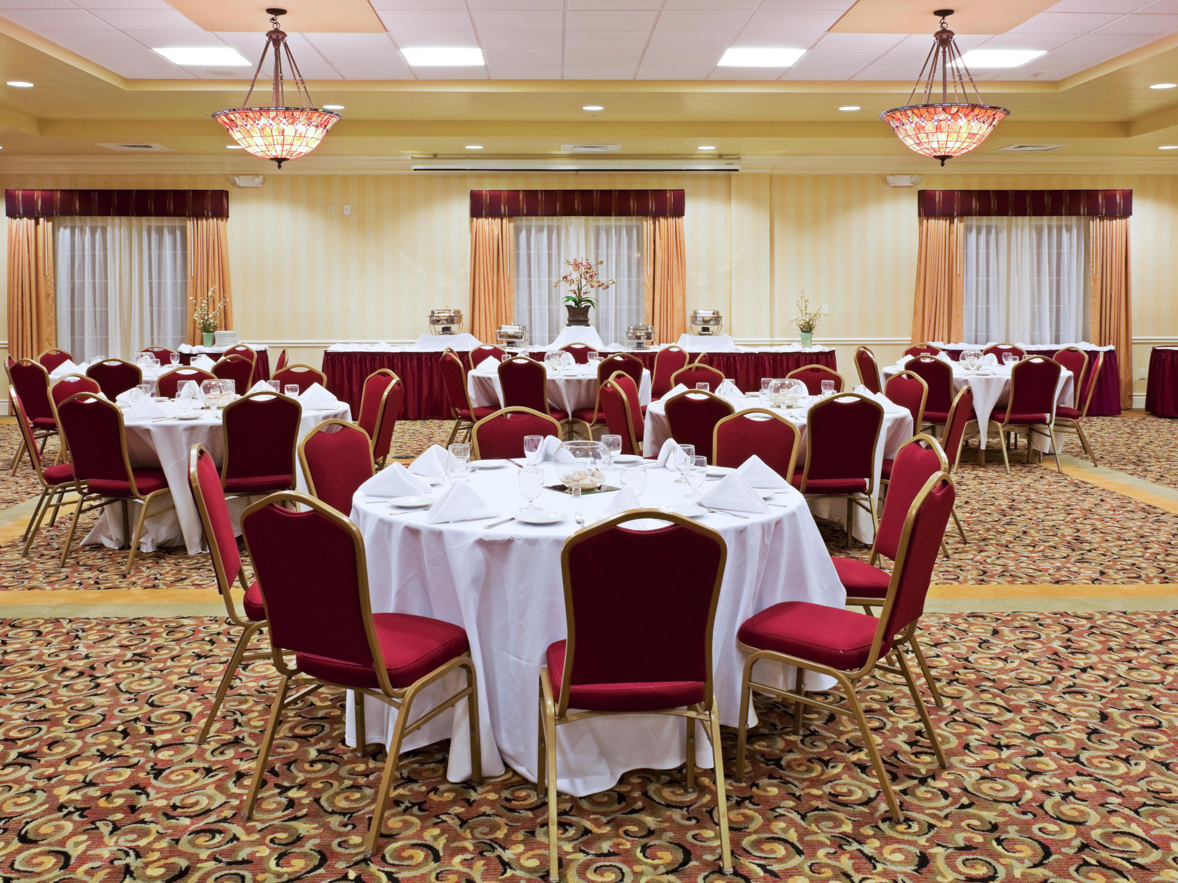 Host a magical waterfront wedding in our elegant Duval Ballroom, where breathtaking Gulf views, vibrant sunsets, and playful dolphins set the stage for an unforgettable celebration. Accommodating up to 350 guests, our venue offers a private veranda for capturing stunning photos. Say "I do" to the wedding of your dreams.
