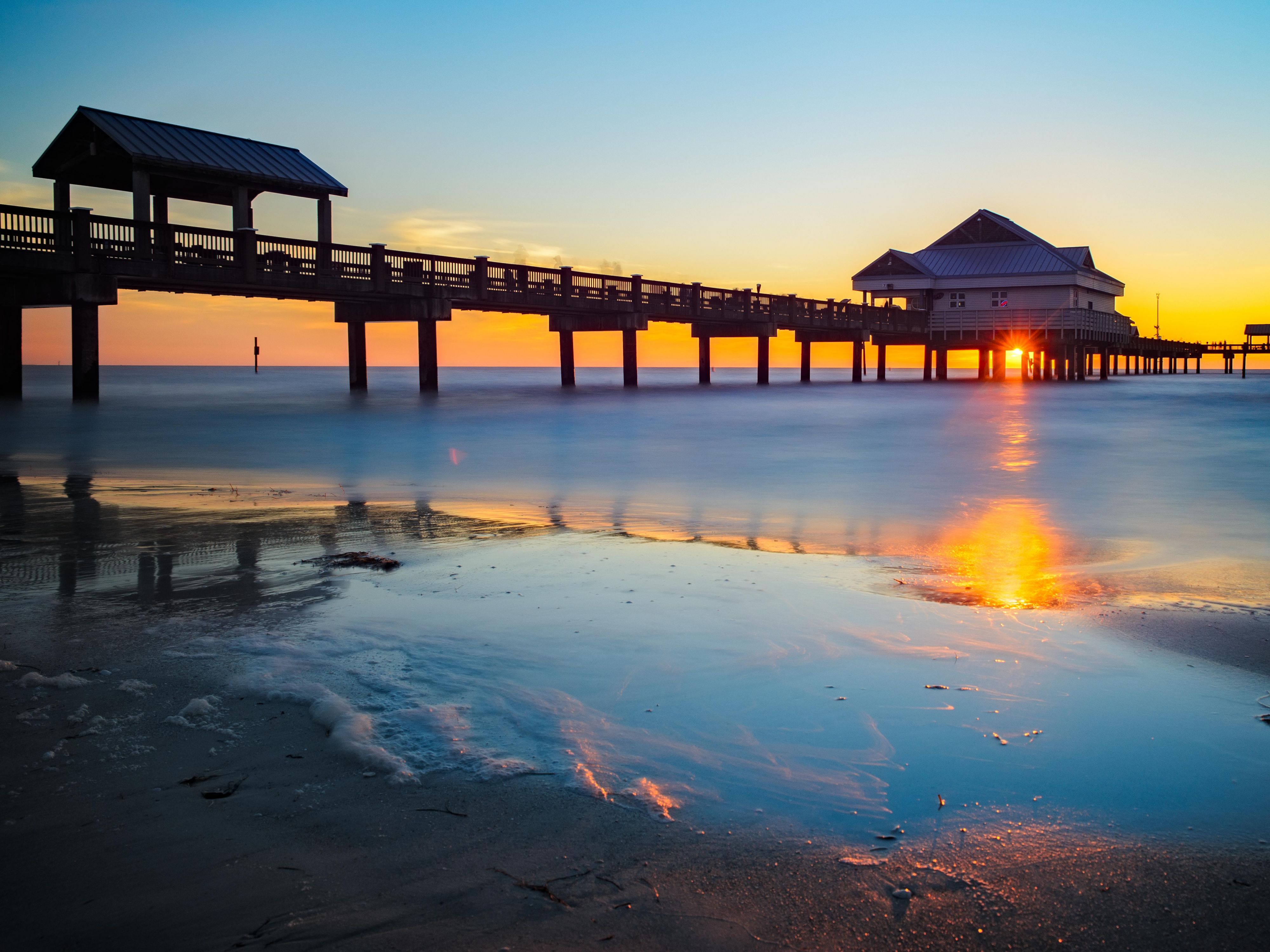 Take tranquil walks and watch the setting sun at Pier 60.