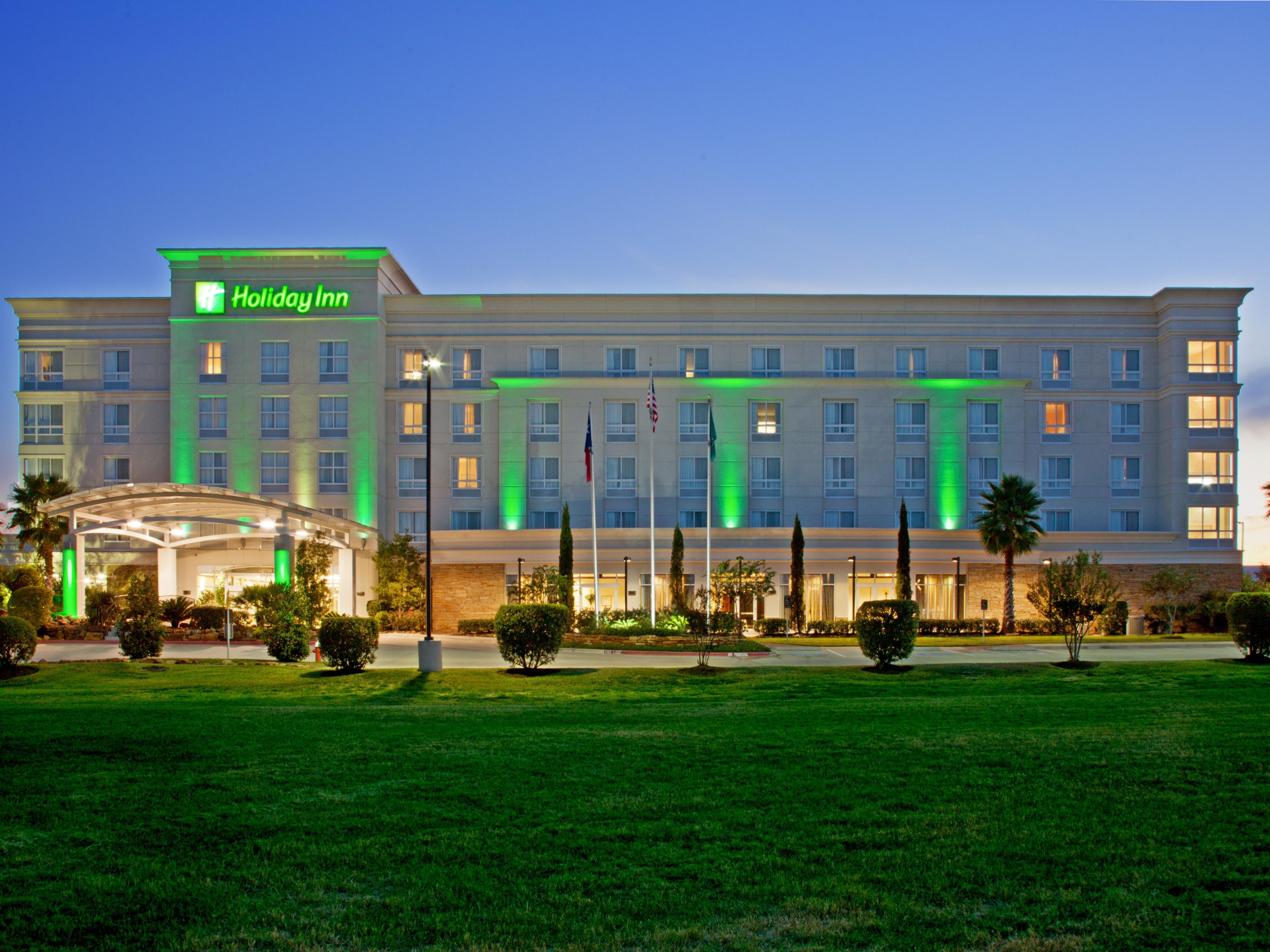 Holiday inn 1. Колледж-Стейшен (Техас). Гостиница Holiday Inn Алматы. Holiday Inn Hotels & Suites. Холидей ИНН Ташкент.