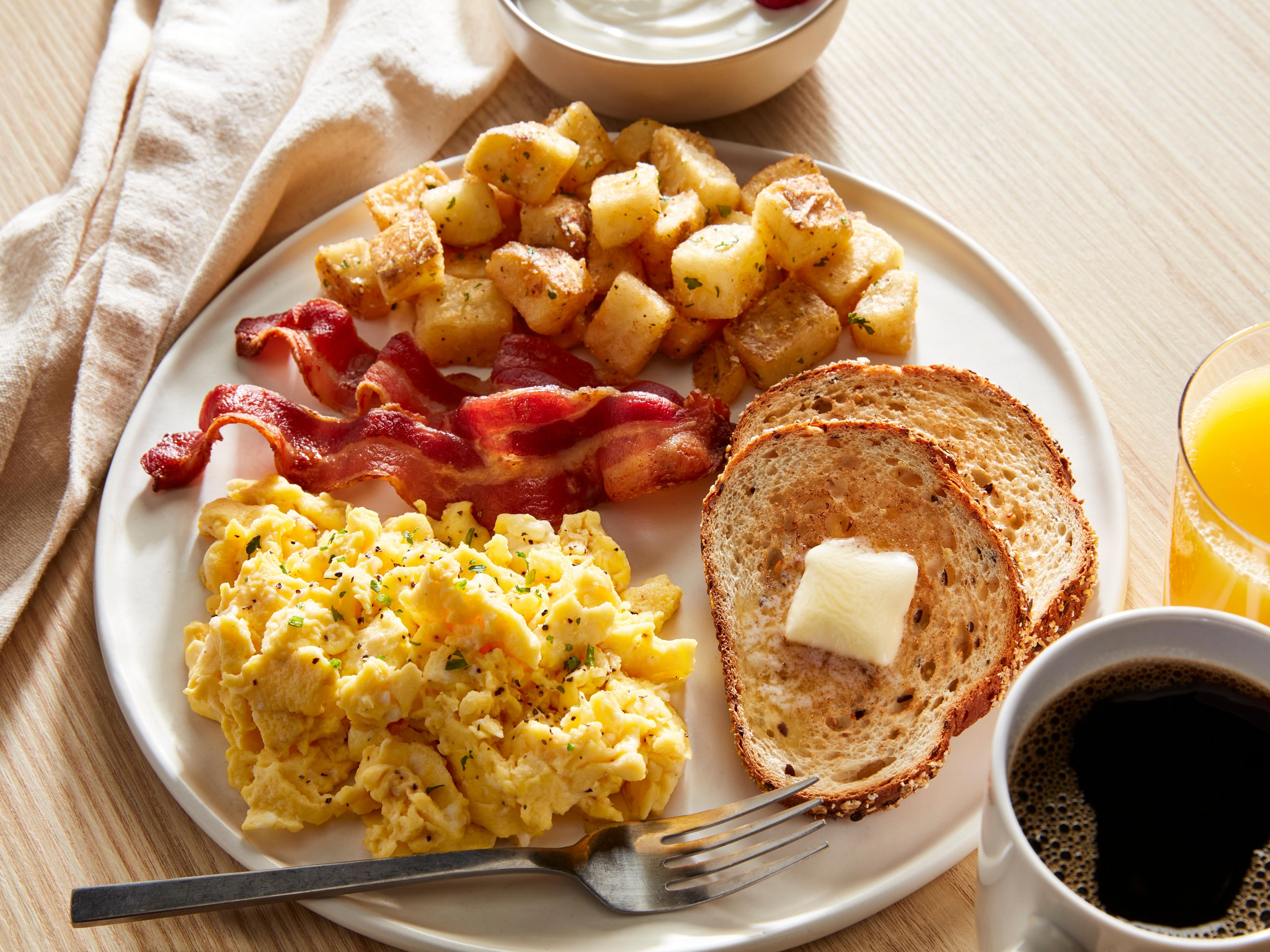 Start the day with elevated breakfast staples at our paid breakfast buffet and enjoy crowd pleasing favorites in the evening, conveniently located on site, at our restaurant & bar.