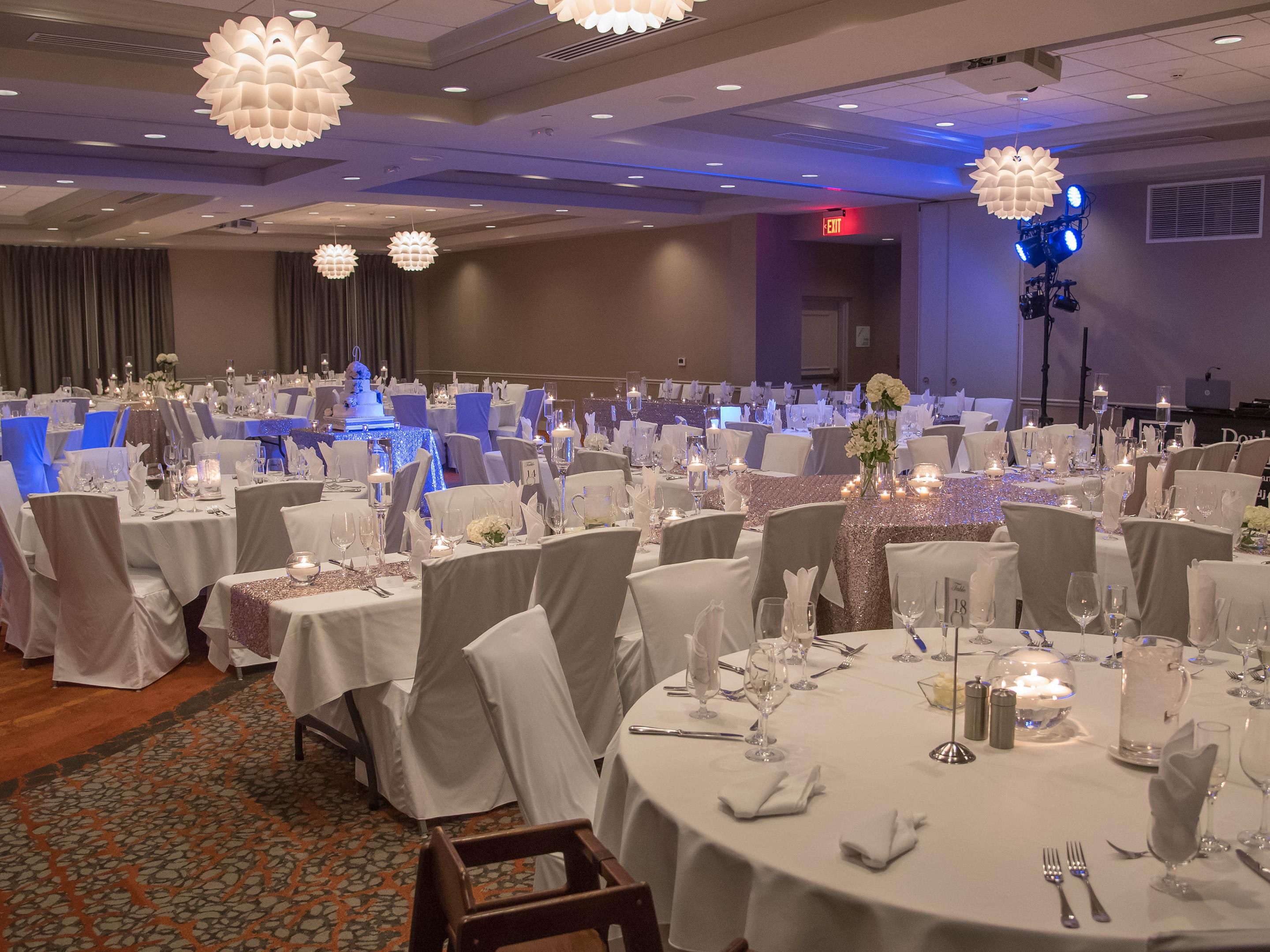 The event specialists at the JBar Holiday Inn and Suites are here to help you get down to business. We have space for meetings and corporate events of all shapes and sizes, a team of chefs available to customize a menu to fit your needs, and luxurious hotel rooms to accommodate your out of town guests.