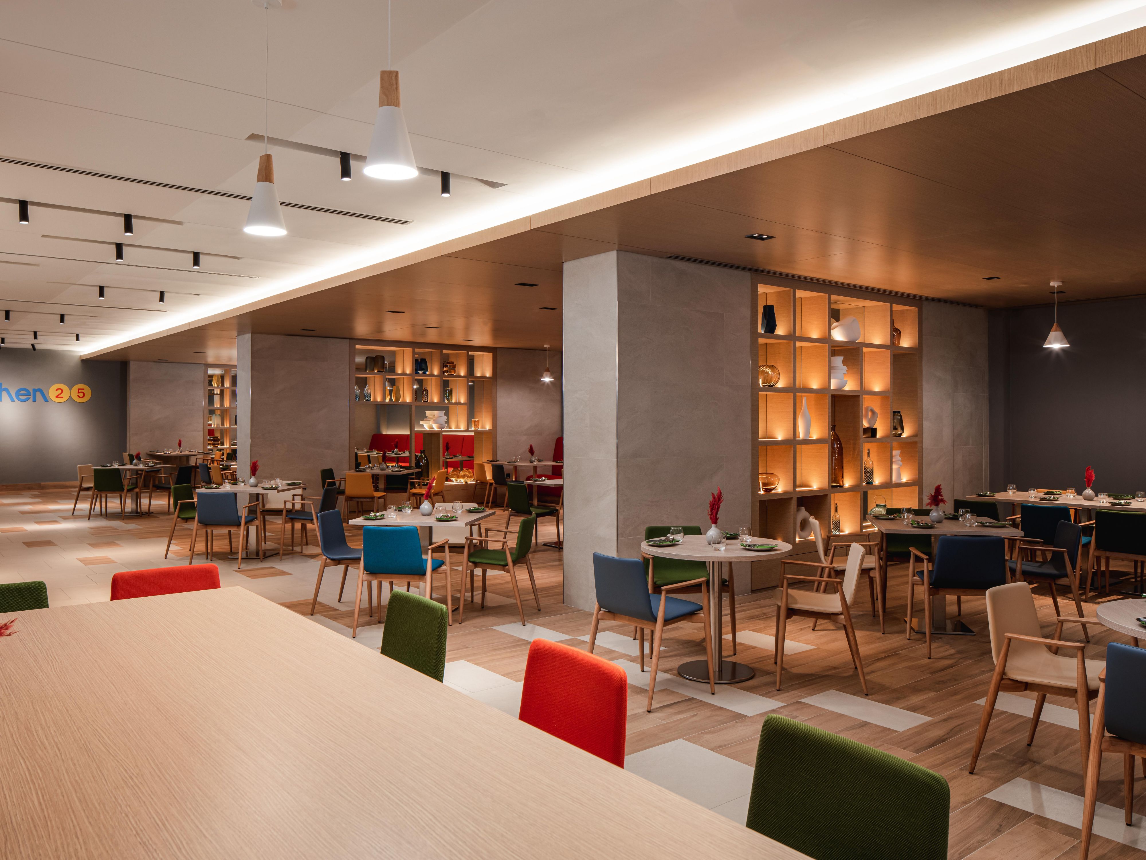 Savor a delightful blend of local and international flavors at our all day dining venue. Begin your day with a sumptuous breakfast buffet, followed by lunch and dinner featuring an international à la carte menu paired with you favorite drinks.  
