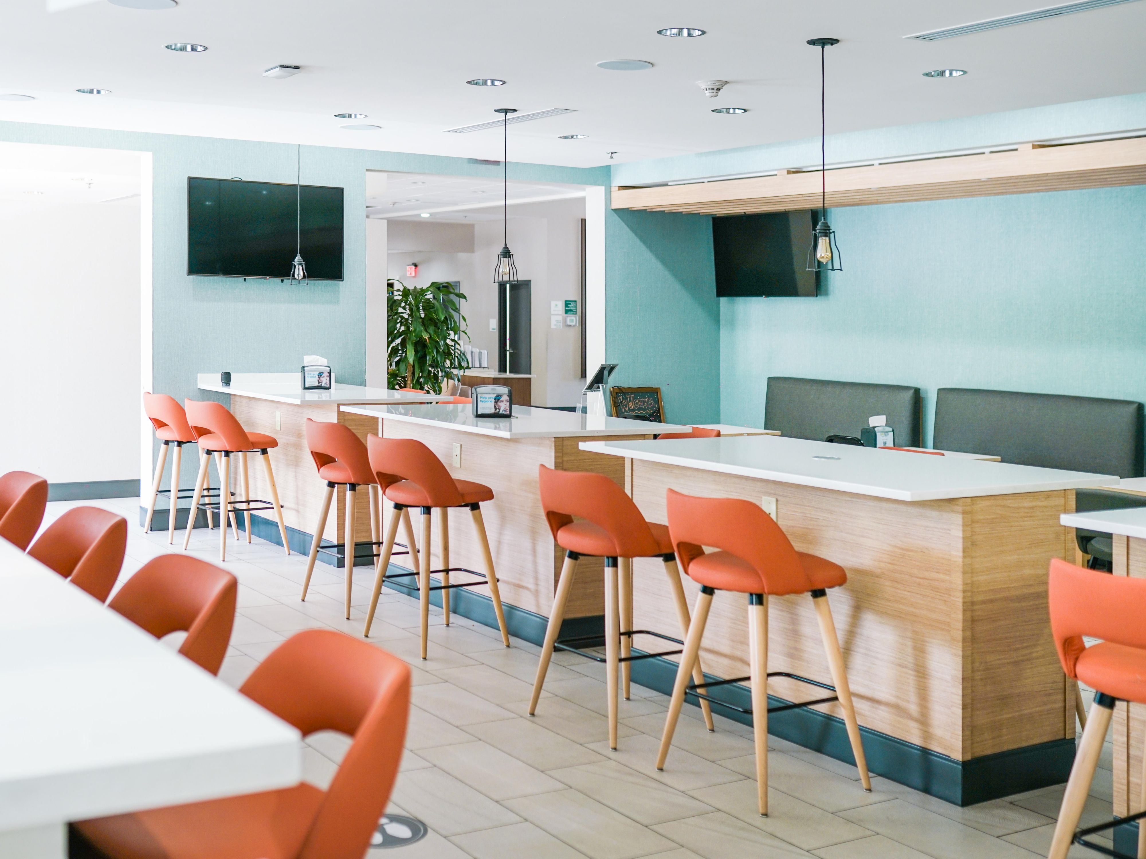 On-site restaurants Toast to Toast and Legacy 39 offer fresh flavors throughout the day. Start the day at Toast to Toast for a nourishing breakfast, and then enjoy relaxed dinners and satisfying bites at Legacy 39. 