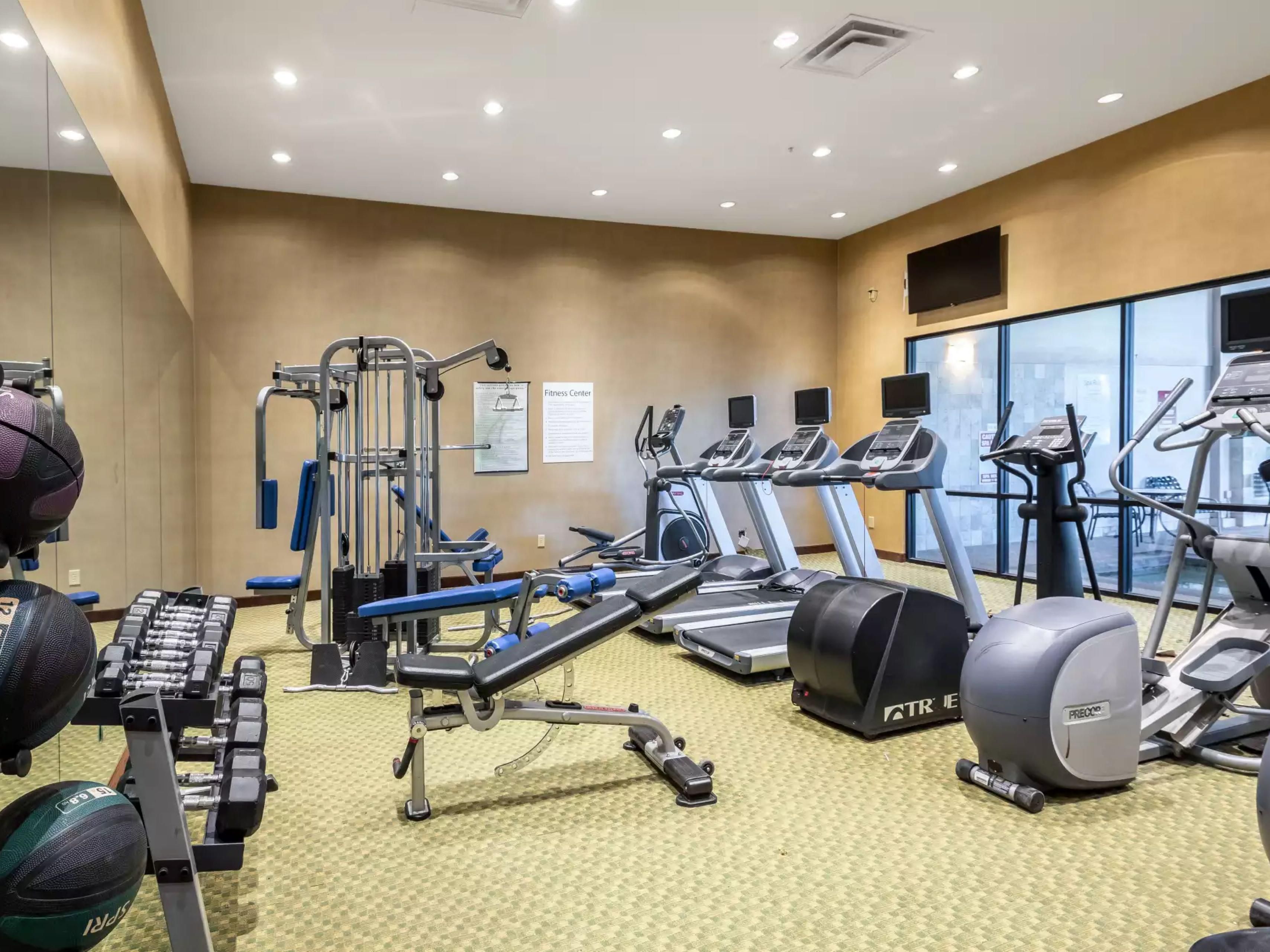 Pobyt aktywny i pełen energii we w pełni wyposażonym Centrum fitness, idealnym do treningów cardio i siłowych w dzień i w nocy. Od wolnych ciężarów po maszyny eliptyczne, zapewniamy wszystko, czego potrzebujesz, aby pobyt motywację i koncentrację podczas pobyt. Dostępność w godzinach: 24 – kondycja dopasowana do Twojego harmonogramu!