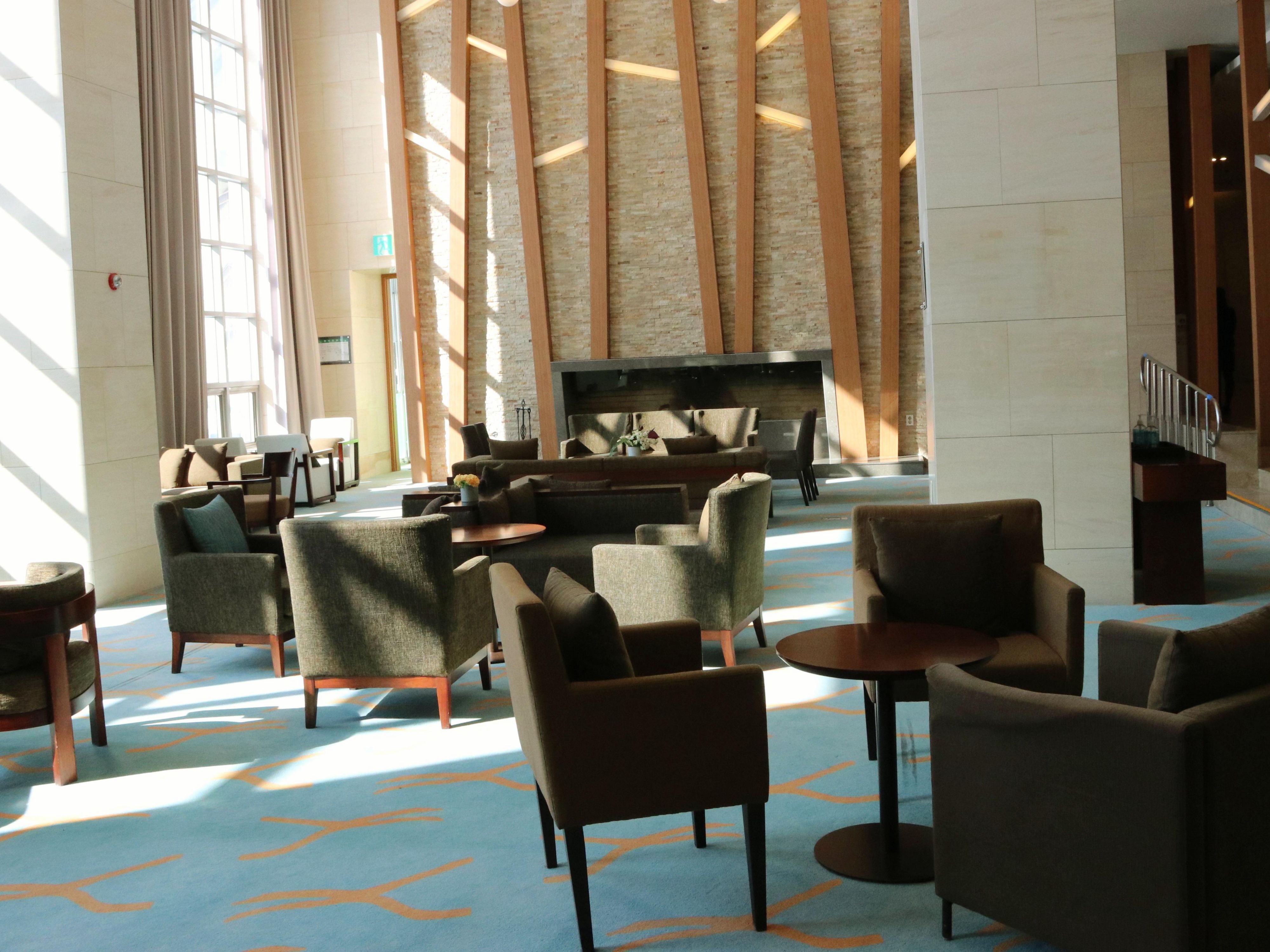 Healing while appreciating exotic scenery. Enjoy a cup of warm coffee while admiring the exotic Alpensia Resort scenery seen through the wide, open window. This is a lounge where you can enjoy both healing and successful business.