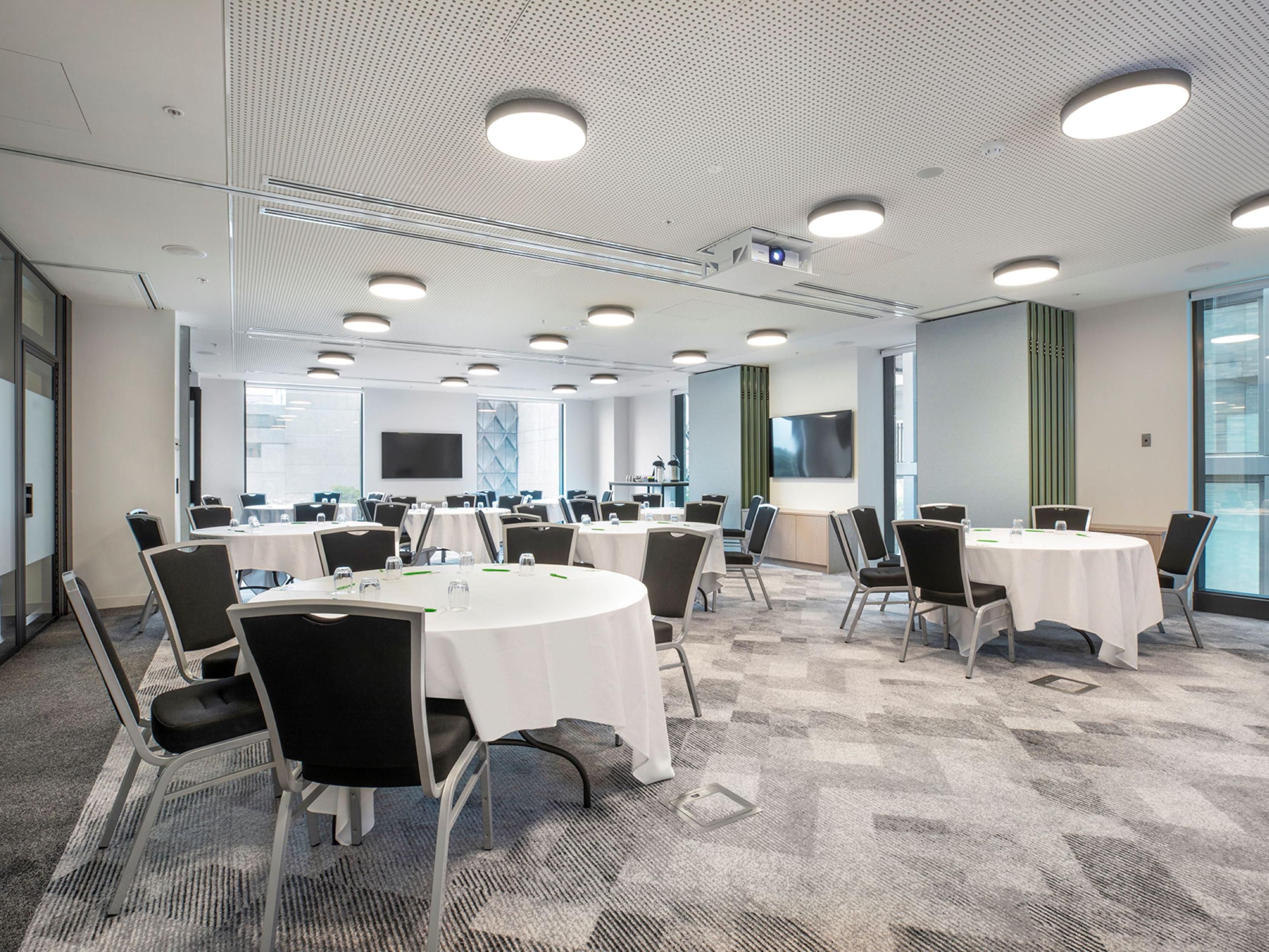 Experience Holiday Inn & Suites Geelong and everything we have to offer in this unique 360-degree virtual tour of the property. Explore our guest rooms, meeting space, restaurant and bar.