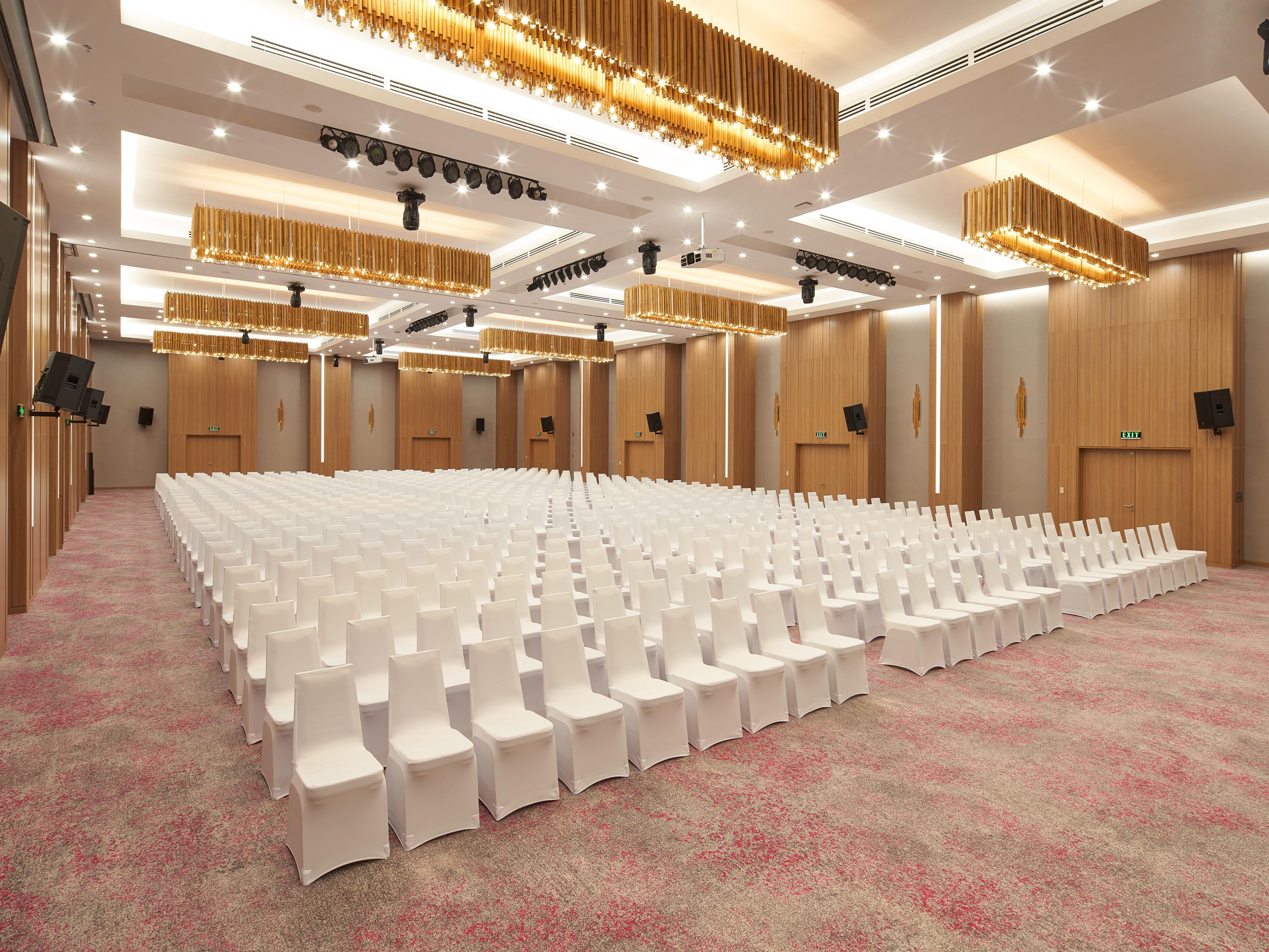 With 01 grand Song Saigon Ballroom that can host up to 710 guests in a theater setup and 05 function rooms in which 04 can combine into one larger room, our function spaces offer flexibility as to event setup regardless of event themes and requirements.