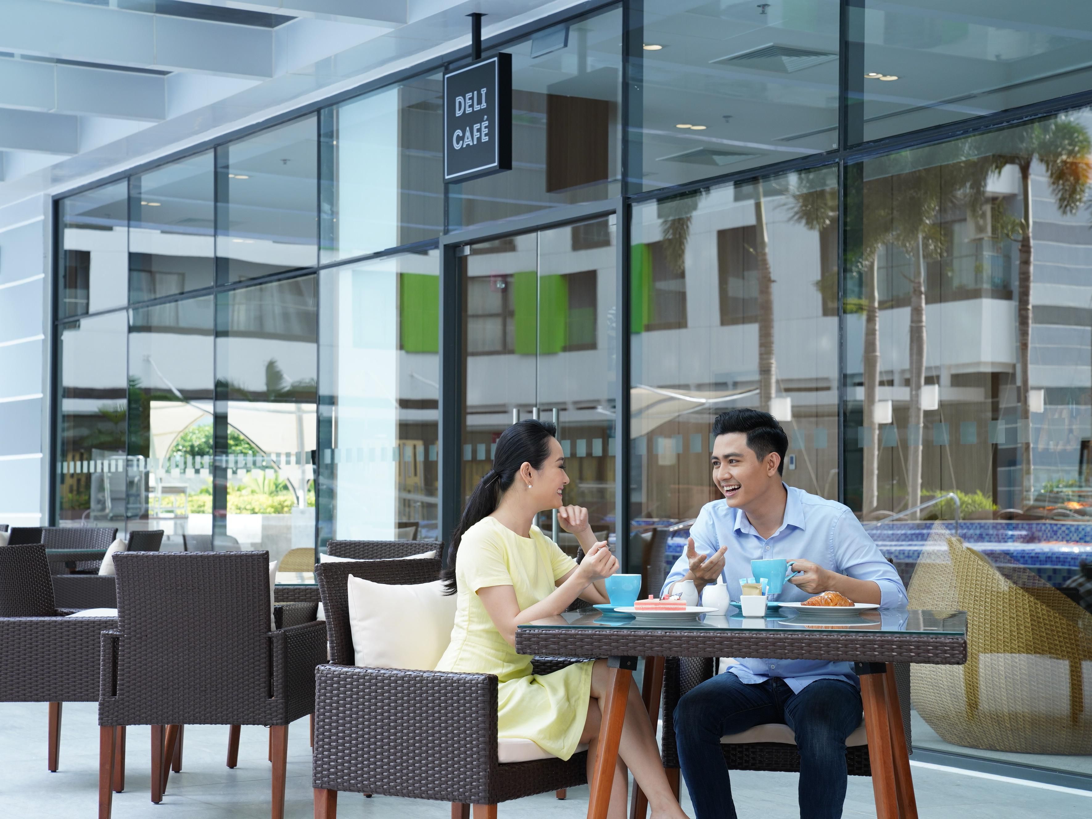 Savour the best of both international and local cuisines in a relaxed atmosphere at our all-day dining Deli Cafe with a serene view over the Olympic-size pool and lush green garden.