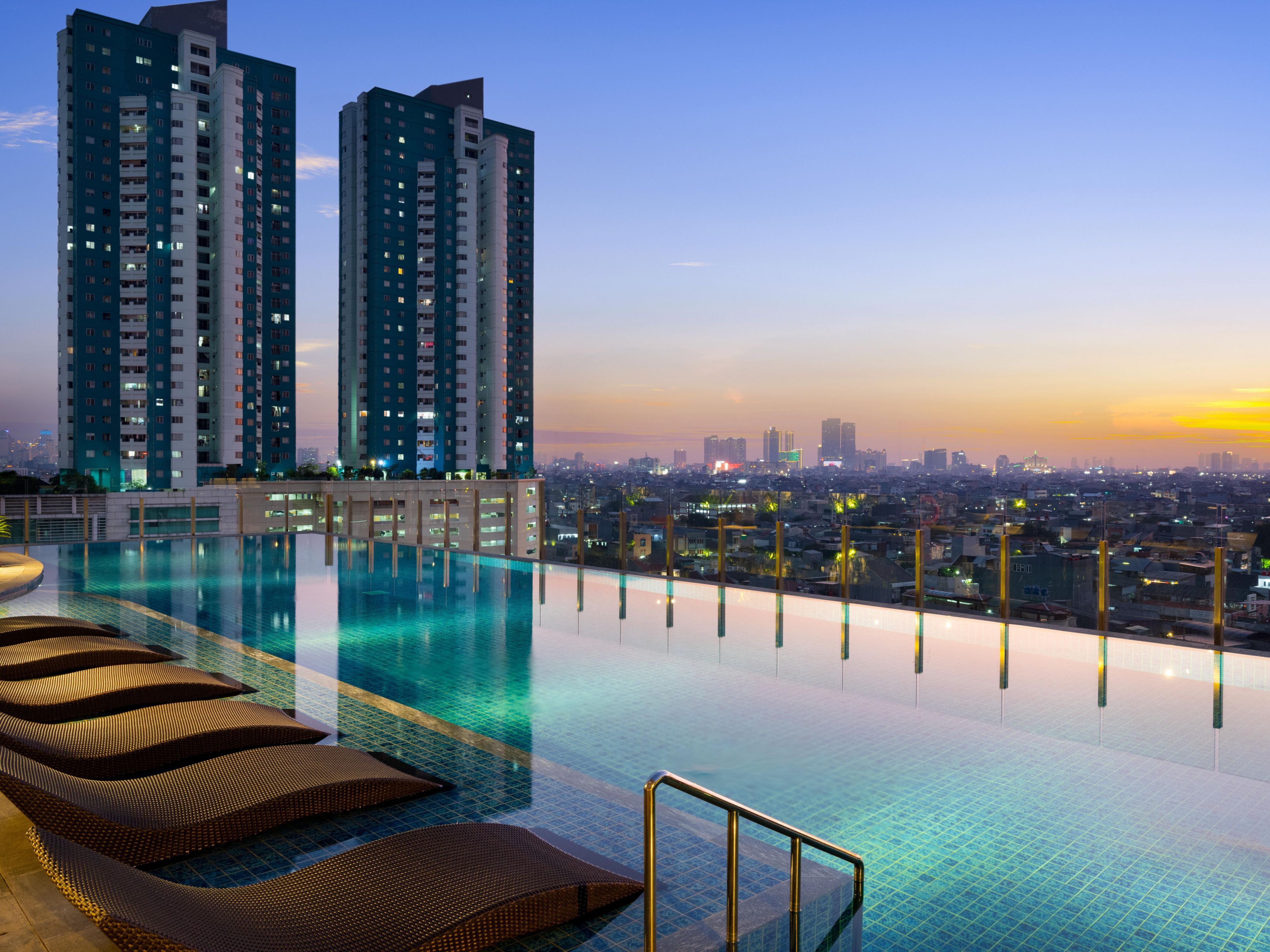 The Holiday Inn & Suites Jakarta Gajah Mada infinity pool offers family-friendly sections as well as a dedicated children's pool. You will find an instagrammable photo-taking spot. After your swim, stretch out to sunbathe on a poolside lounger, or relax at the Pool Bar.
