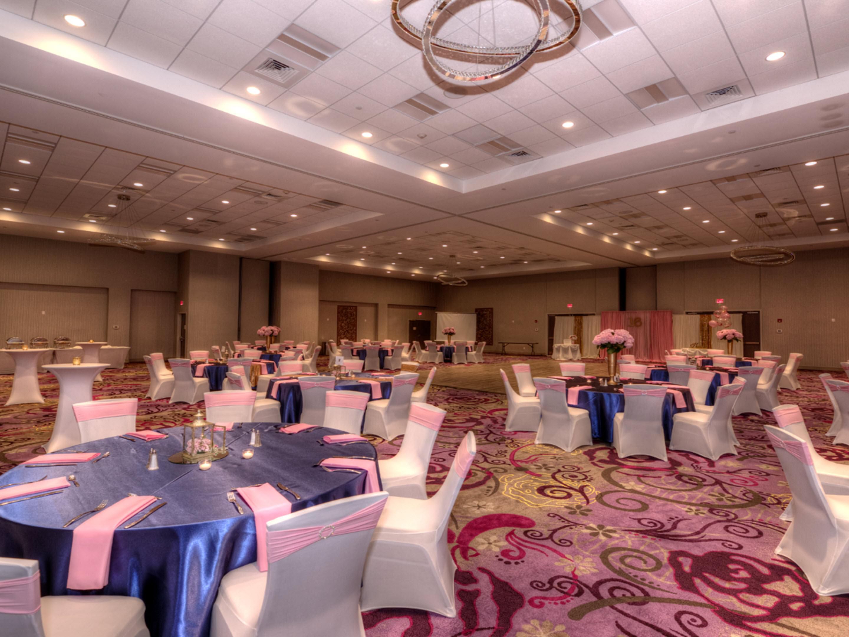 Realize your vision for the perfect wedding. From our natural setting for the perfect photos, to the creations from our culinary team, we will create a day brimming with unforgetable memories for you and your guests.  Whether you envision an intimate gathering or an elaborate celebration, we've got you covered.  
