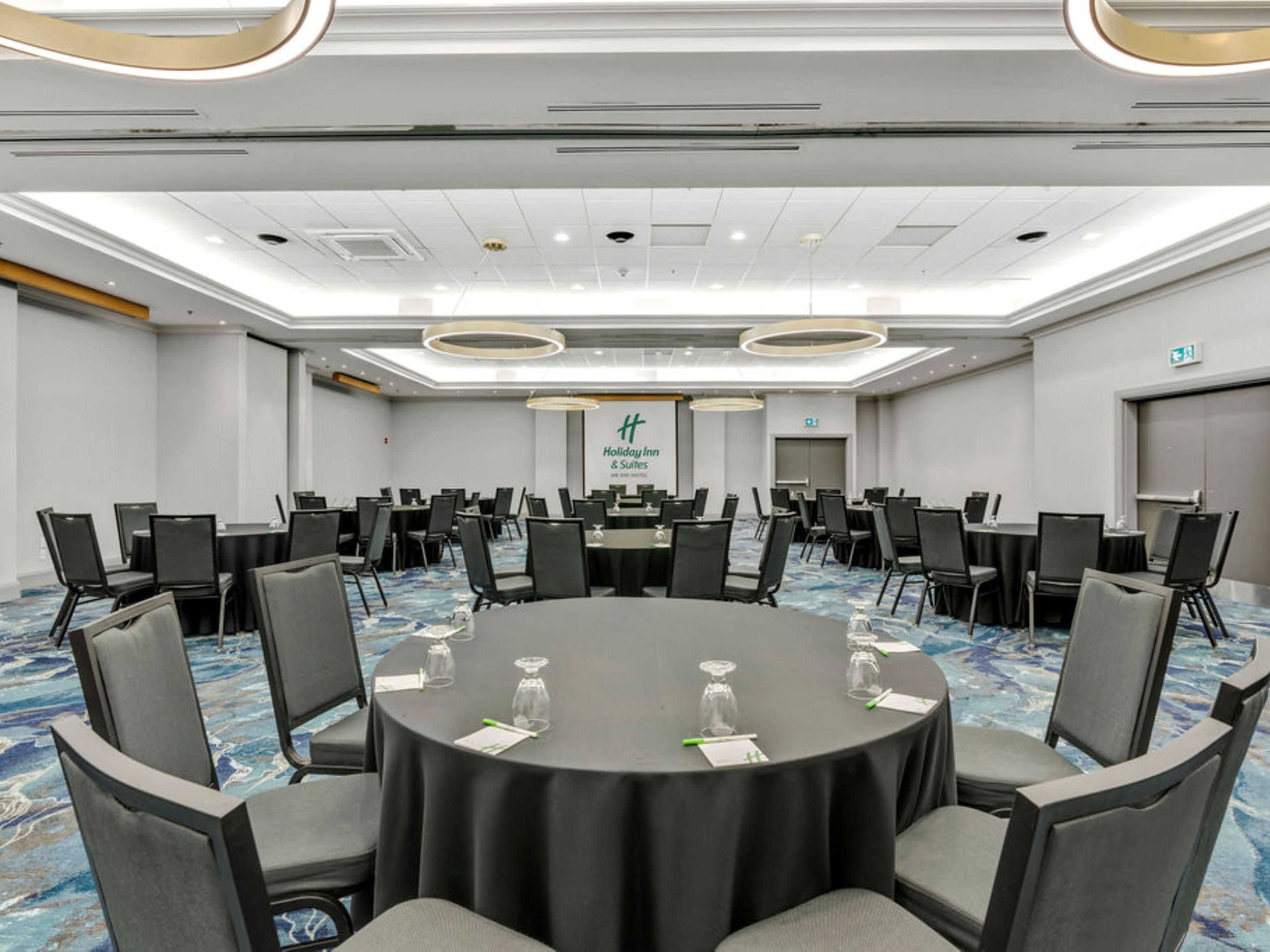 Para su próxima conferencia, reunión o evento, ¡asegúrese de elegir Holiday Inn and Suites Kanata! Nuestro lugar ofrece un excelente servicio, comodidades modernas y una ubicación conveniente. Disfrute de espacios flexibles con tecnología audiovisual avanzada, planificación personalizada, catering personalizado, habitaciones modernas y gane IHG Business Rewards. ¡Perfecto para cualquier reunión!