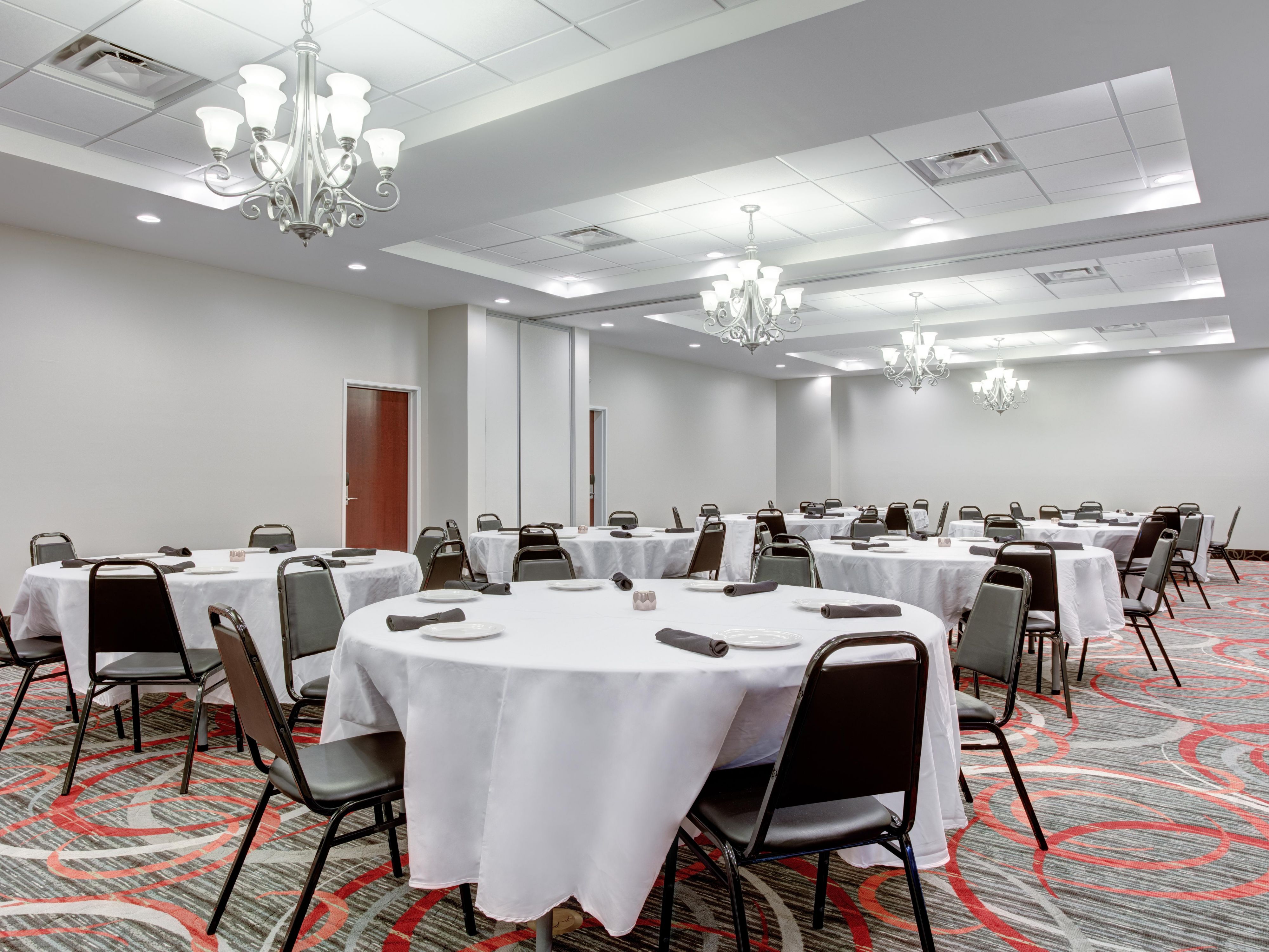 Located in the heart of Upper Lafayette, our 1760 sq ft space can accommodate all your meeting needs. Secluded in a quiet corner, our grand ballroom can seat up to 100 while our beautiful, open, pre-function area can handle your registration and exhibit needs. Treat attendees to a build your own buffet while our experienced staff take care of you.