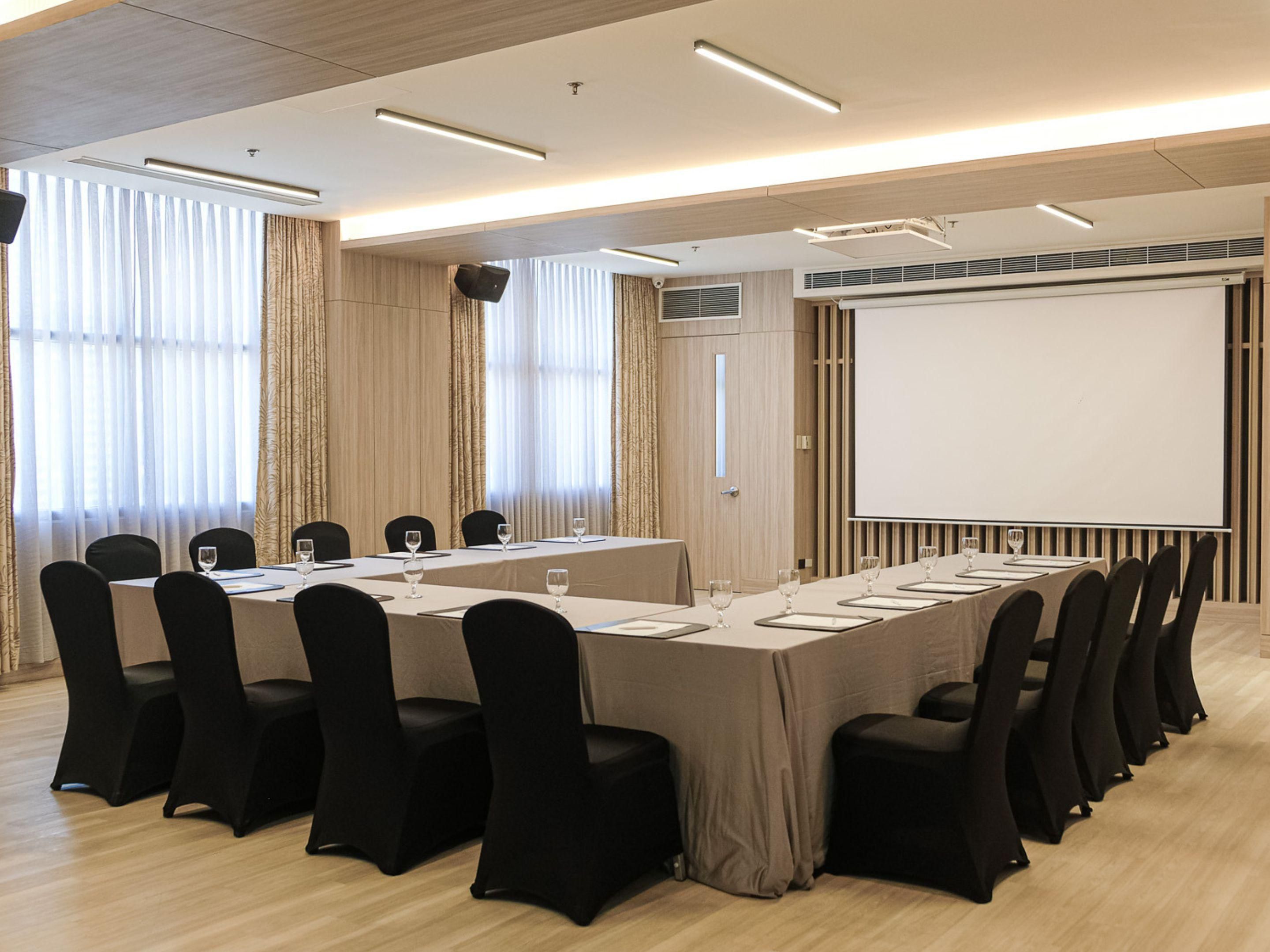 Planifique sus reuniones y eventos con facilidad. Reserve cualquiera de las ocho salas de funciones completamente equipadas del Holiday Inn & Suites Makati para su próximo evento. 