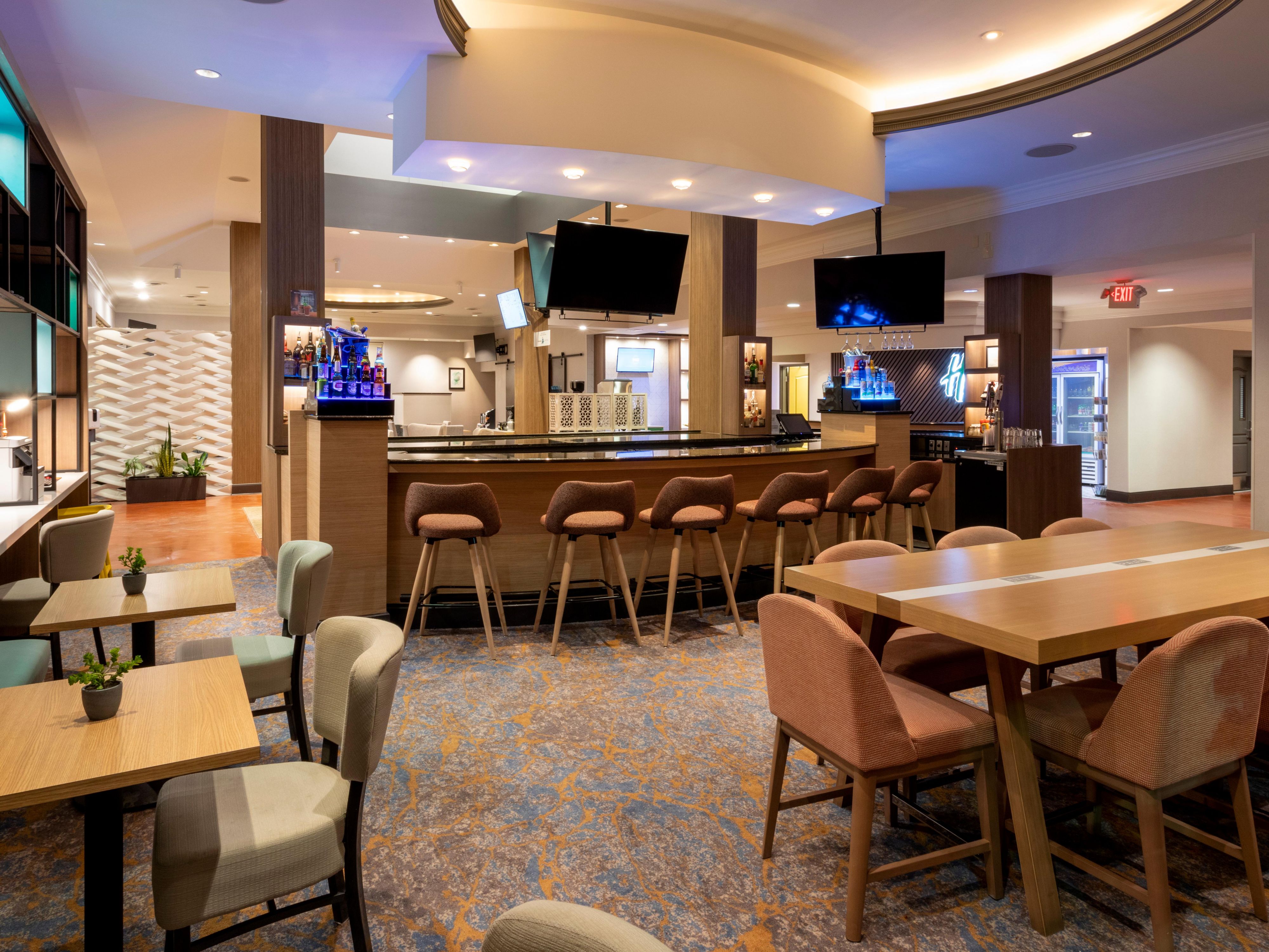 Enjoy many options for food and beverages in our full service restaurant! Enjoy breakfast and dinner featuring a variety of tasty selections. Morning and evening room service is available as well if you'd prefer to relax in front of the television. Be sure to check out our daily specials and our seasonal cocktails!