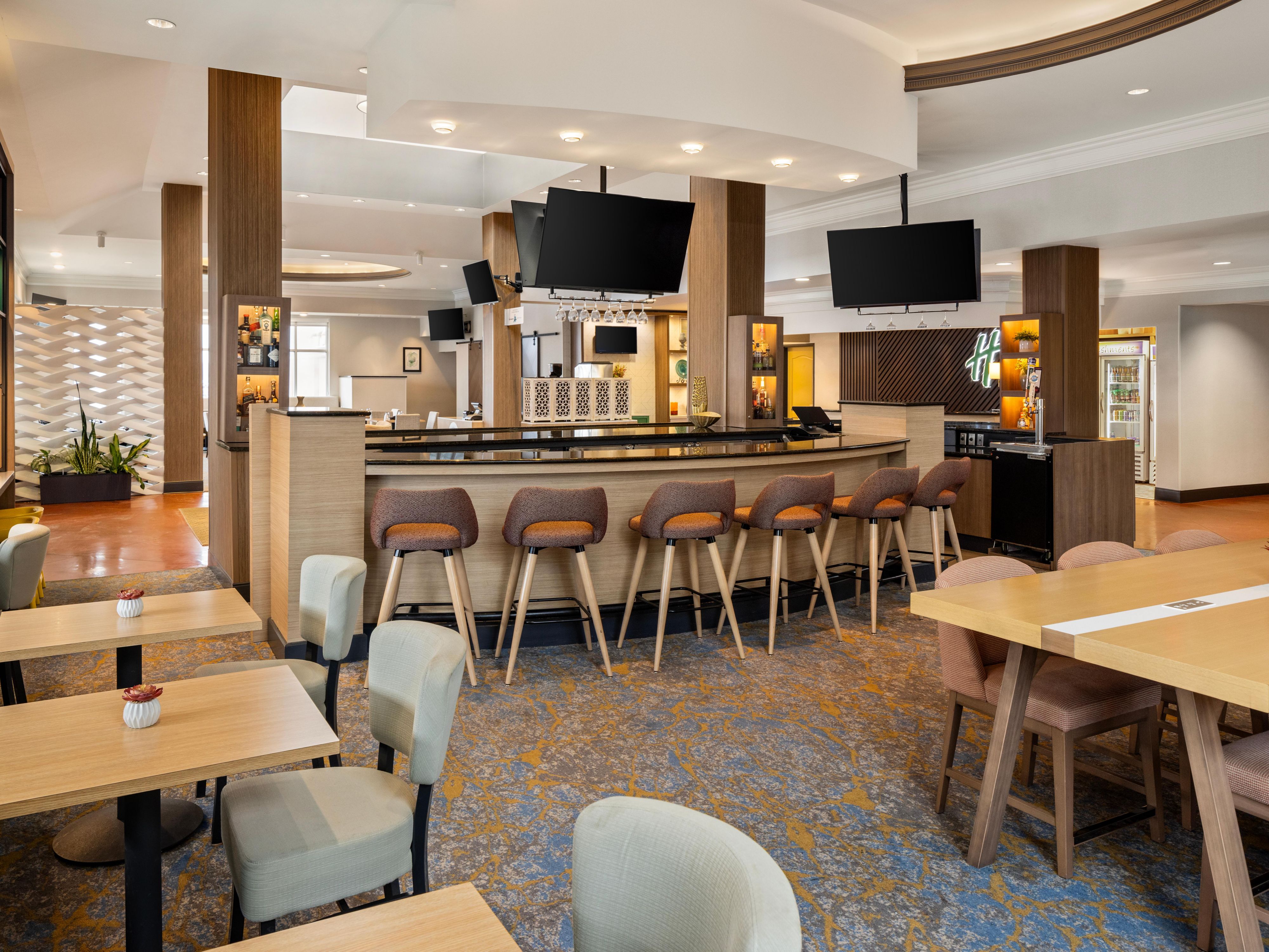 Enjoy many options for food and beverages in our full service restaurant! Enjoy breakfast and dinner featuring a variety of tasty selections. Morning and evening room service is available as well if you'd prefer to relax in front of the television. Be sure to check out our daily specials and our seasonal cocktails!