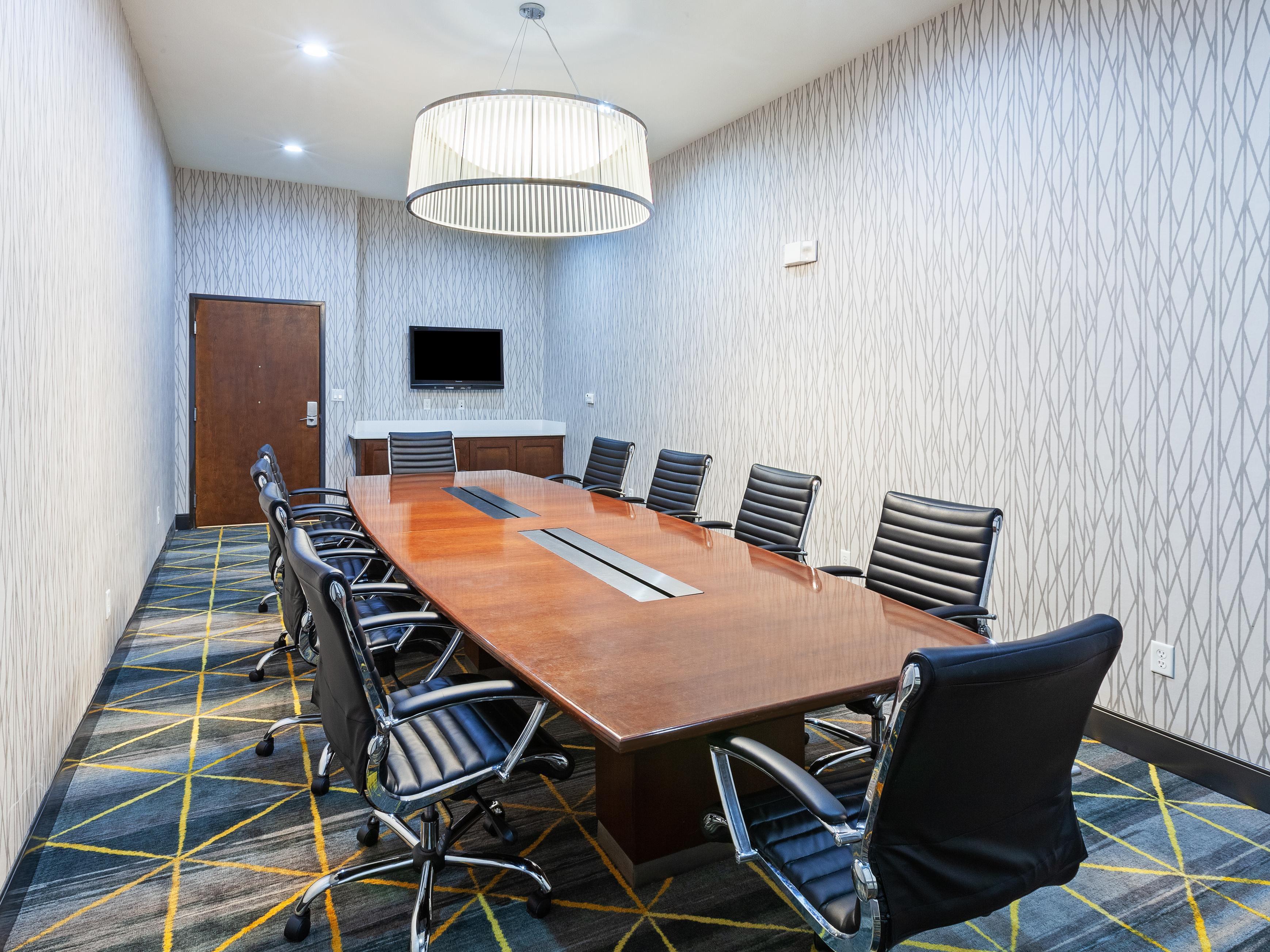 Our Executive Boardroom is a favorite for intimate corporate meetings or company interviews, with complimentary wireless internet and seating for up to 10 attendees. Audio/Visual equipment rental available. For pricing and availability, contact Sales at (214) 250-5057, or at yareny@ascendgrowth.com. 