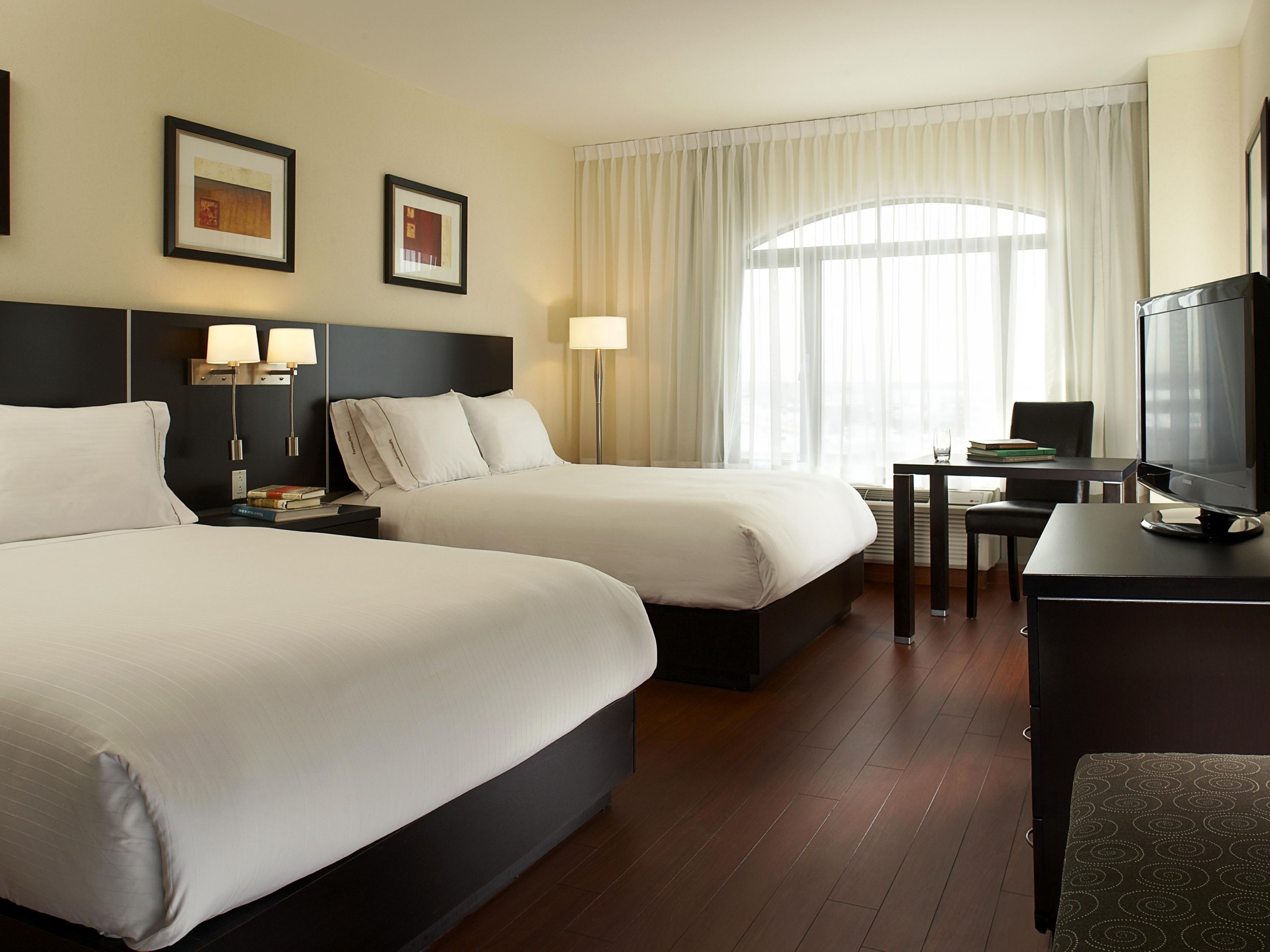 Whether you choose a standard room or a junior suite, our spacious rooms and suites offer all the amenities you love. Each room comes with comfortable bedding, free Wi-Fi, a flat-screen TV, a work area, a microwave, and a mini-fridge and coffee maker. Suites offer a kitchenette, separate living area, and larger workspaces for our guests.