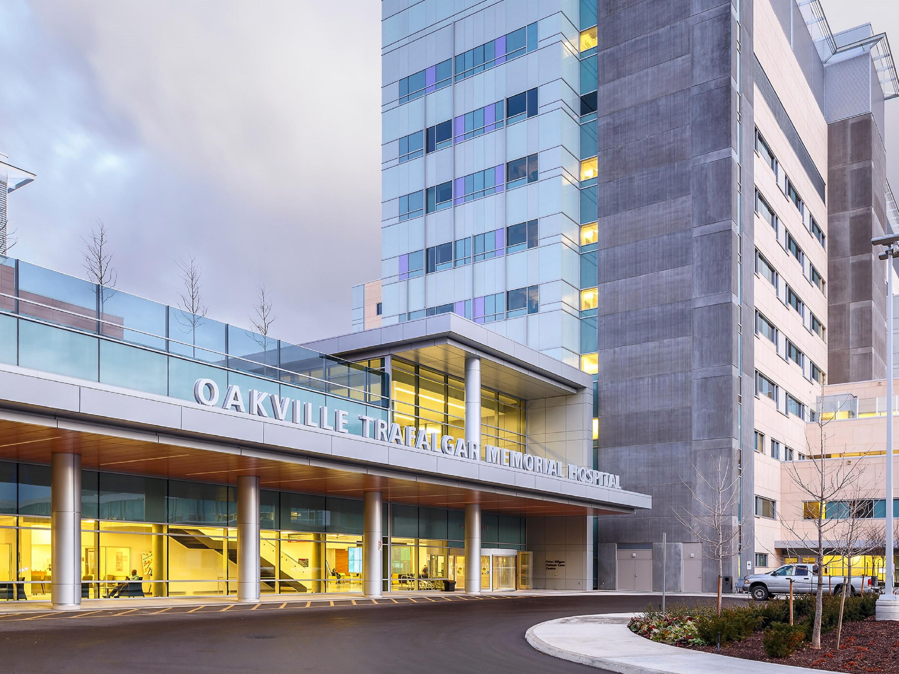 Our hotel in Oakville, Ontario is conveniently located off Queen Elizabeth Way in Bronte. It sits smack-dab in the midway point between Oakville and Burlington, offering easy access to the activities both towns have to offer. The Toronto Pearson International Airport is a short 20-minute drive away. 
