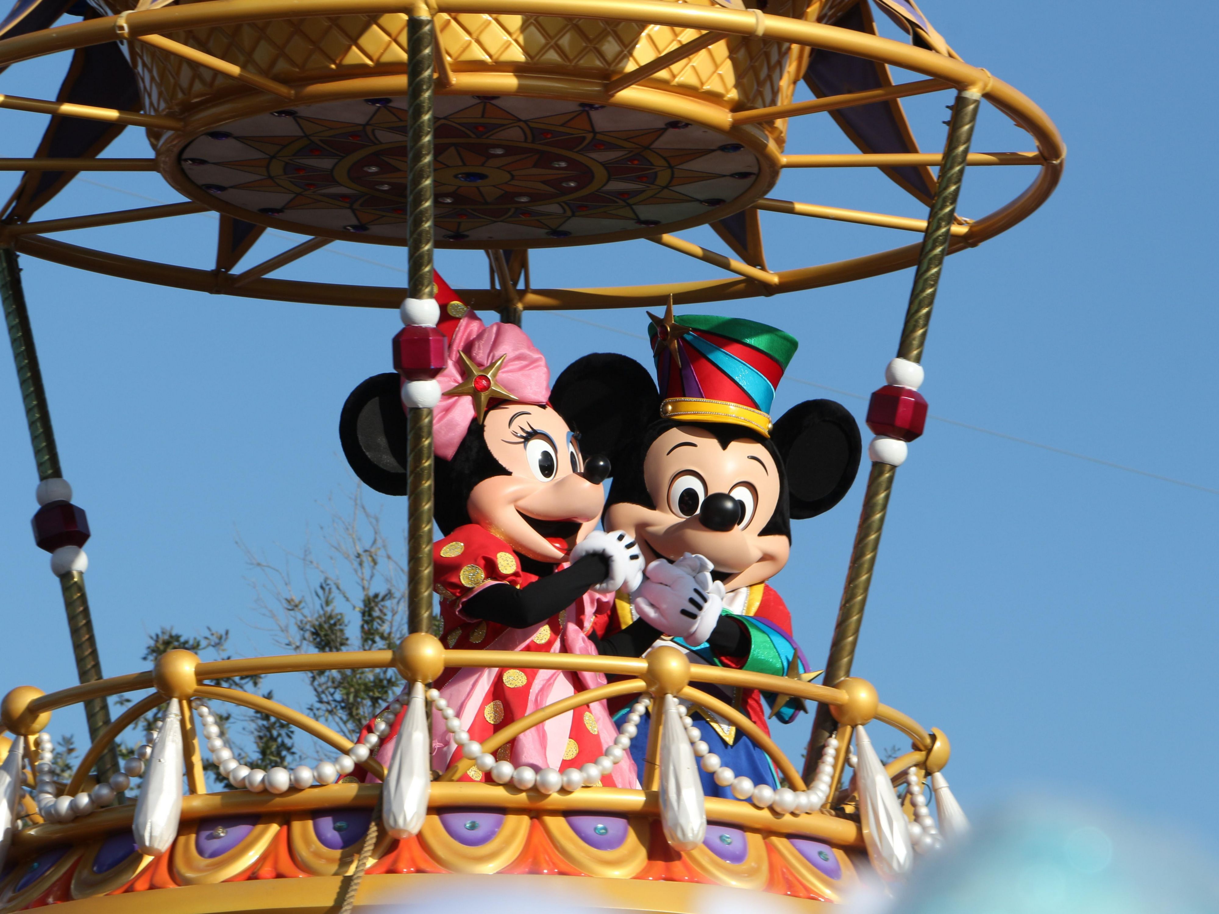 Micky and Miny in hot air balloon