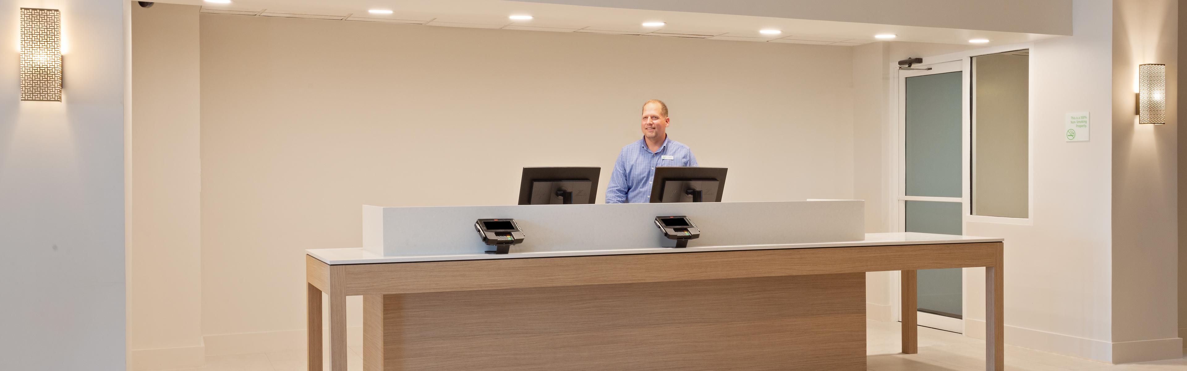Kid Pet Friendly Hotels In Orlando Holiday Inn Suites Across From Universal Orlando