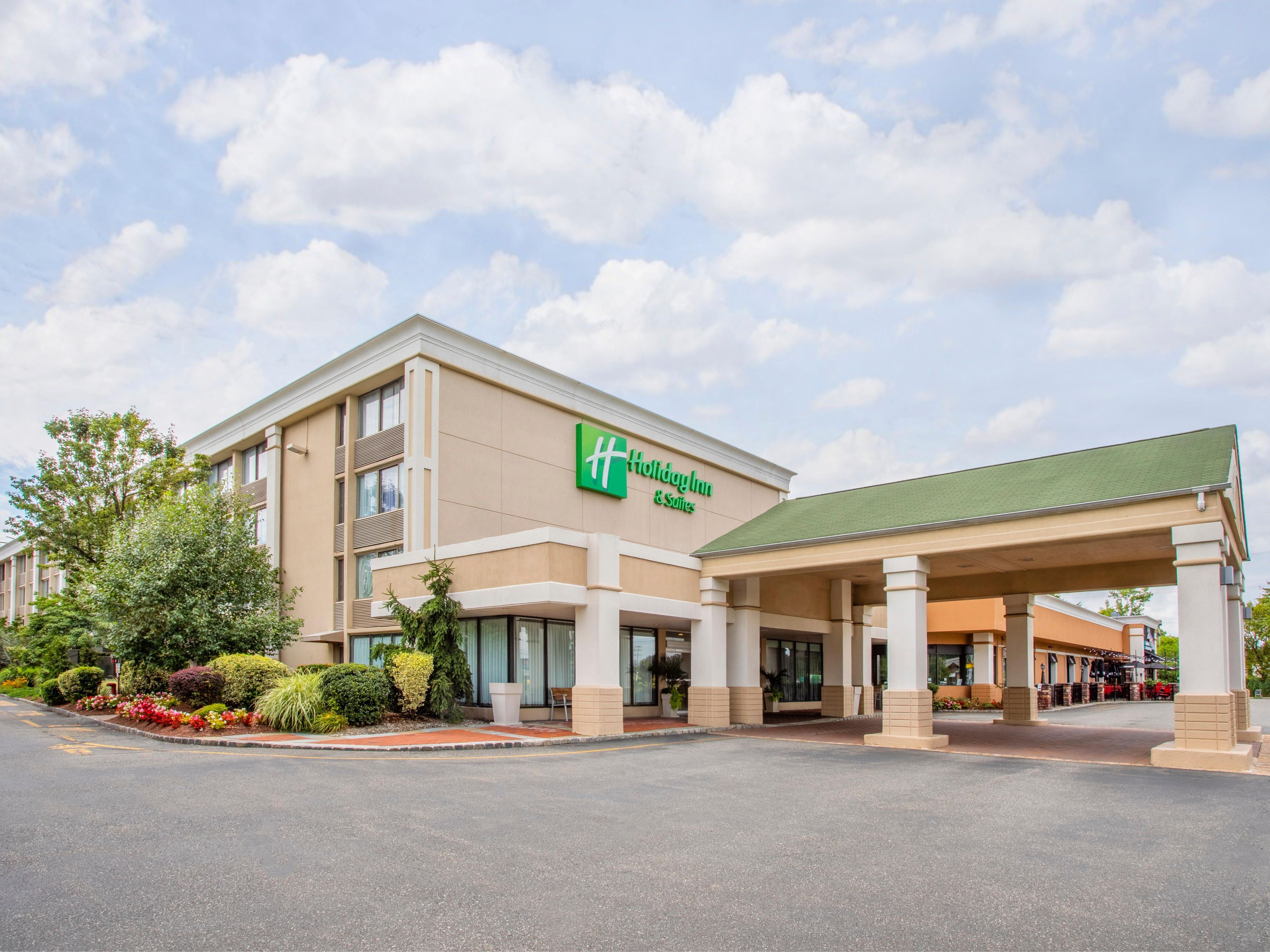 Need a ride? Our complimentary shuttle service, available exclusively for corporate guests, operates from 7:30am to 7:00pm, Monday through Friday. We’ll take you within a 5-mile radius of our hotel in Parsippany, New Jersey, making it easy to reach nearby business hubs. Let us handle the driving for you.