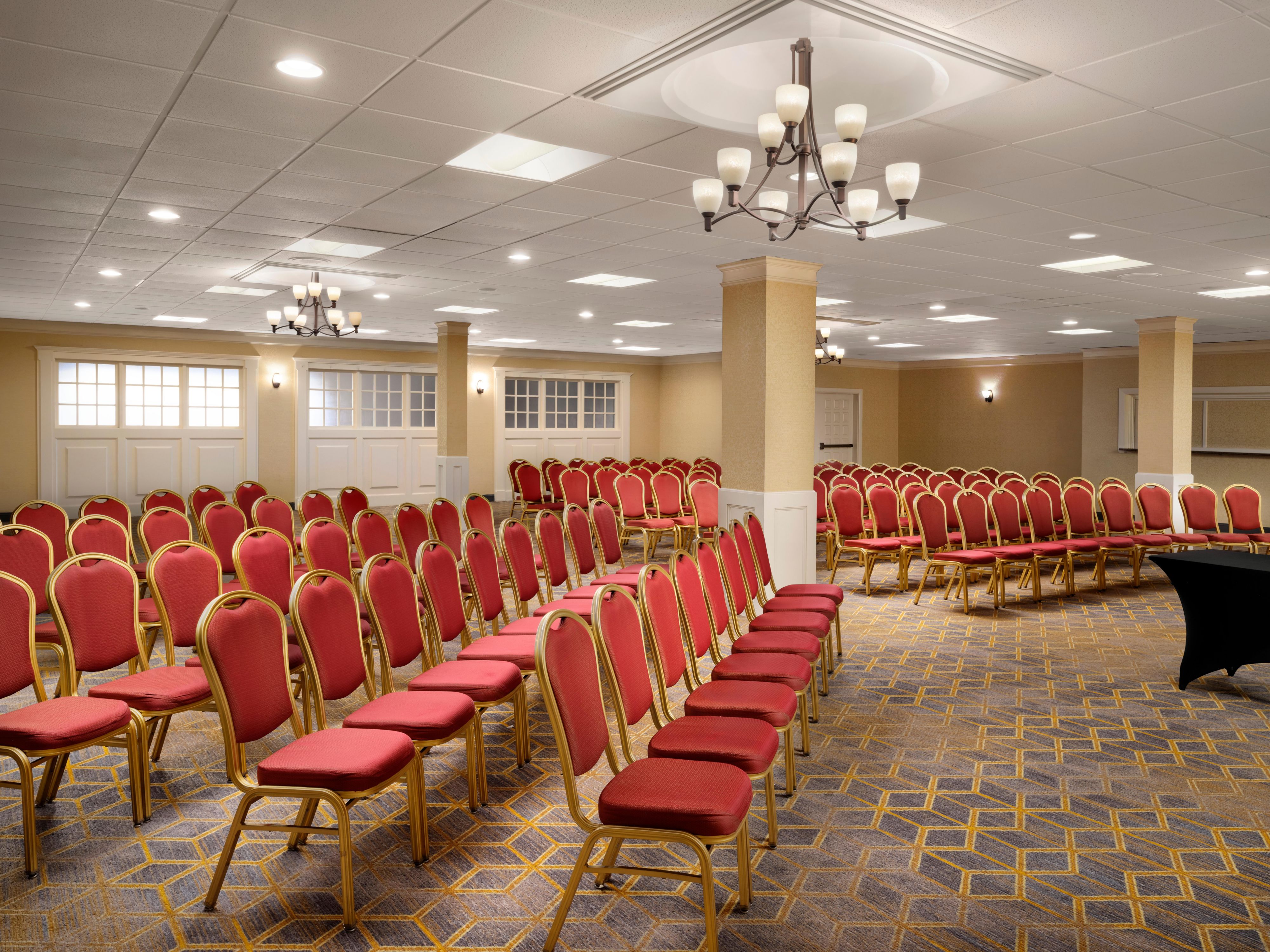 Nosso hotel possui sete salas de eventos que oferecem mais de 10.000 pés quadrados de espaço flexível. Podemos organizar o seu casamento, evento corporativo, sessões de treinamento ou celebrações!