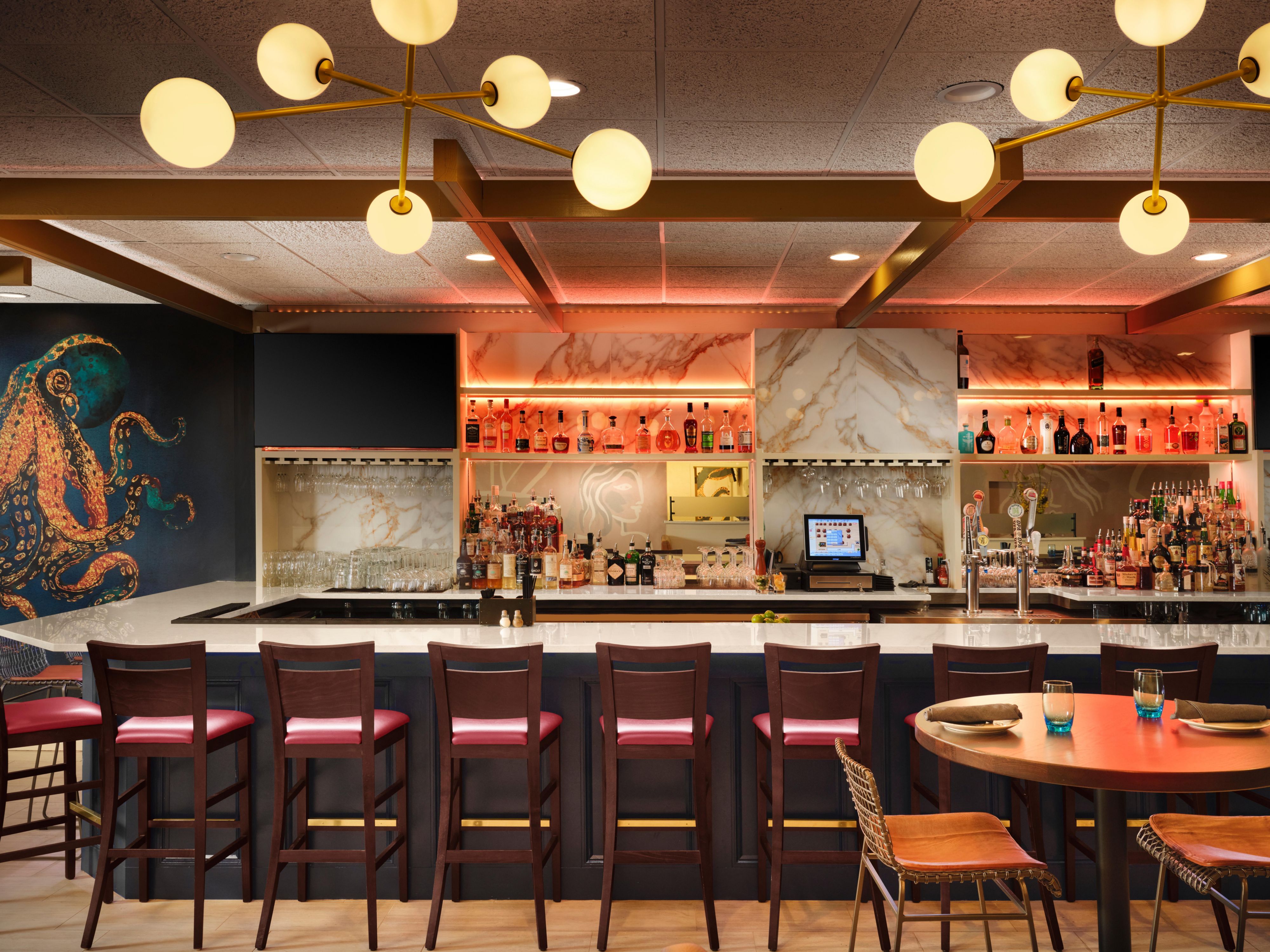 O Holiday Inn and Suites tem o prazer de anunciar a abertura do Ithiaki; servindo café da manhã, almoço e jantar. Também oferecemos opções de café da manhã para viagem para compra e lanches em nosso mercado de lobby.