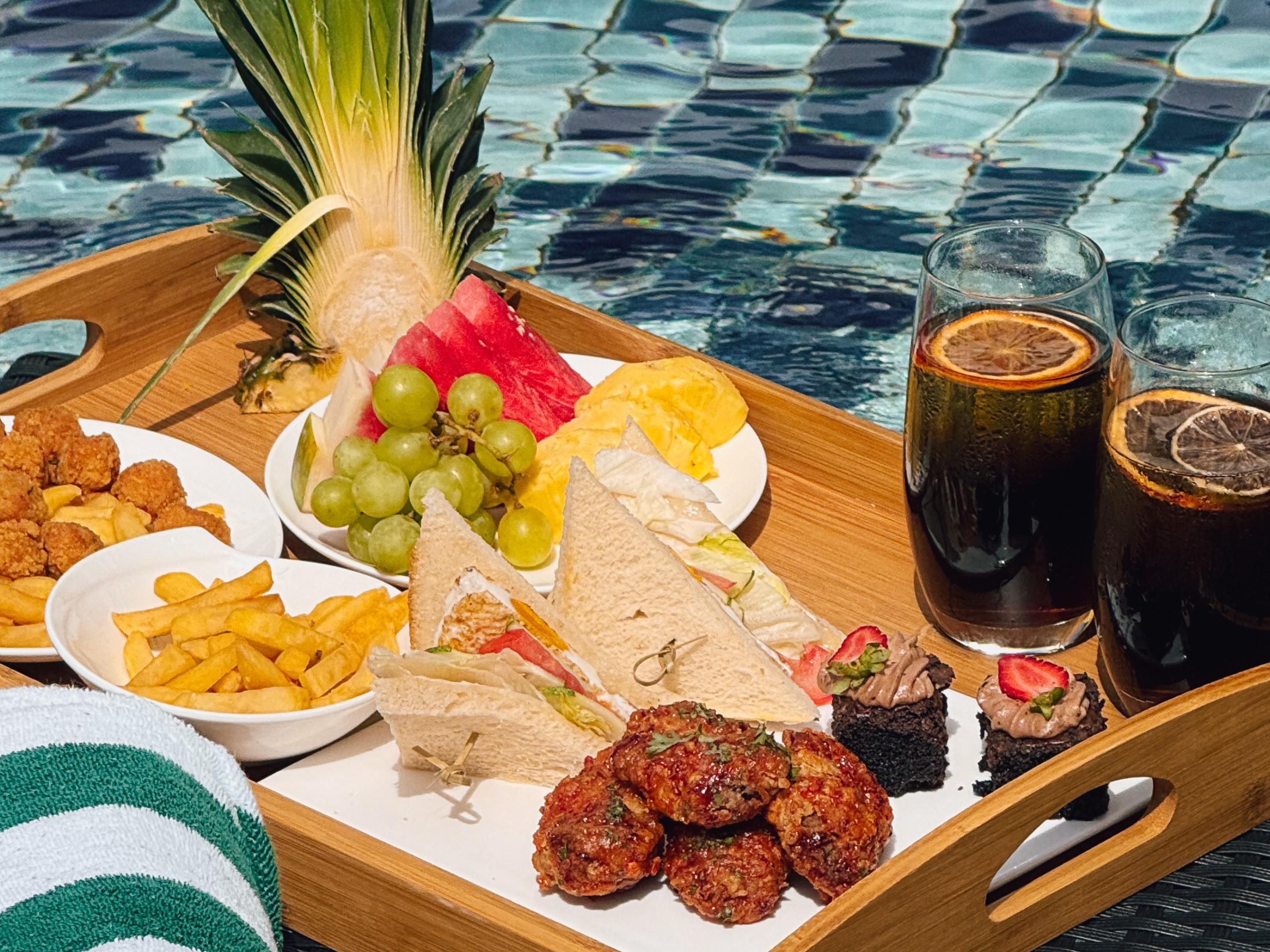 Turn your weekend into a mini holiday! Stay Friday to Sunday with breakfast for 2 adults and 1 kid under 6, plus a picnic tray packed with wings, pizza, and sweet treats. Big smiles and full tummies guaranteed!