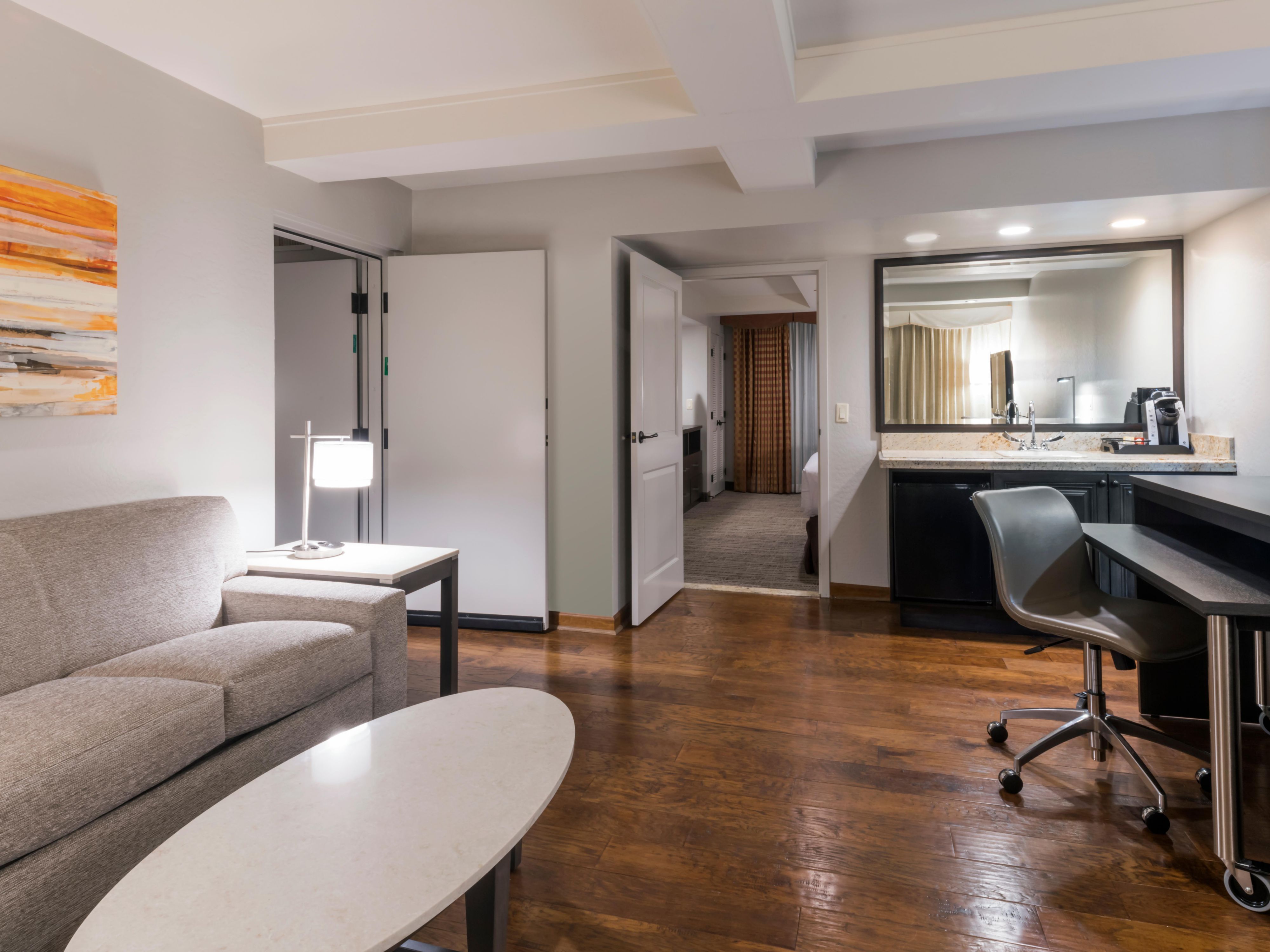 Closest all-suite hotel to Phoenix Sky Harbor Airport with free airport transportation.