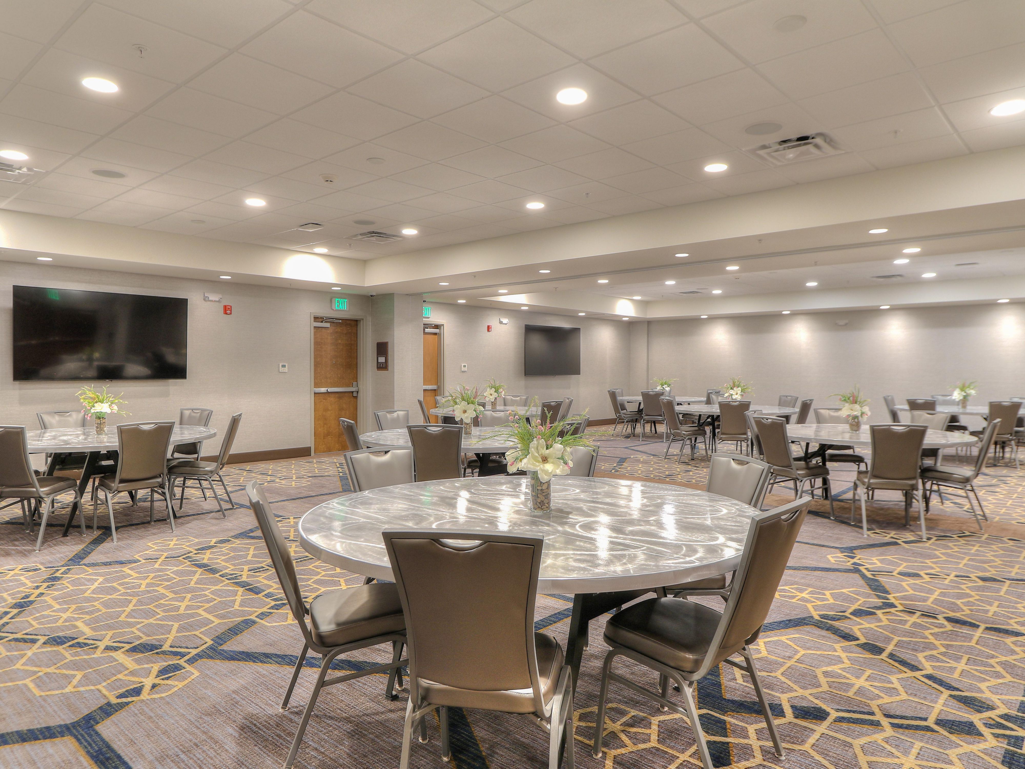 Host your meetings, events, celebrations, and reunions in 1700 square feet of versatile space in Pigeon Forge, including a ballroom, breakout rooms, and a pre-function area. The hotel features two indoor venues and an outdoor terrace with a fire pit and views of the Great Smoky Mountains. With audiovisual equipment, our team brings it all together.