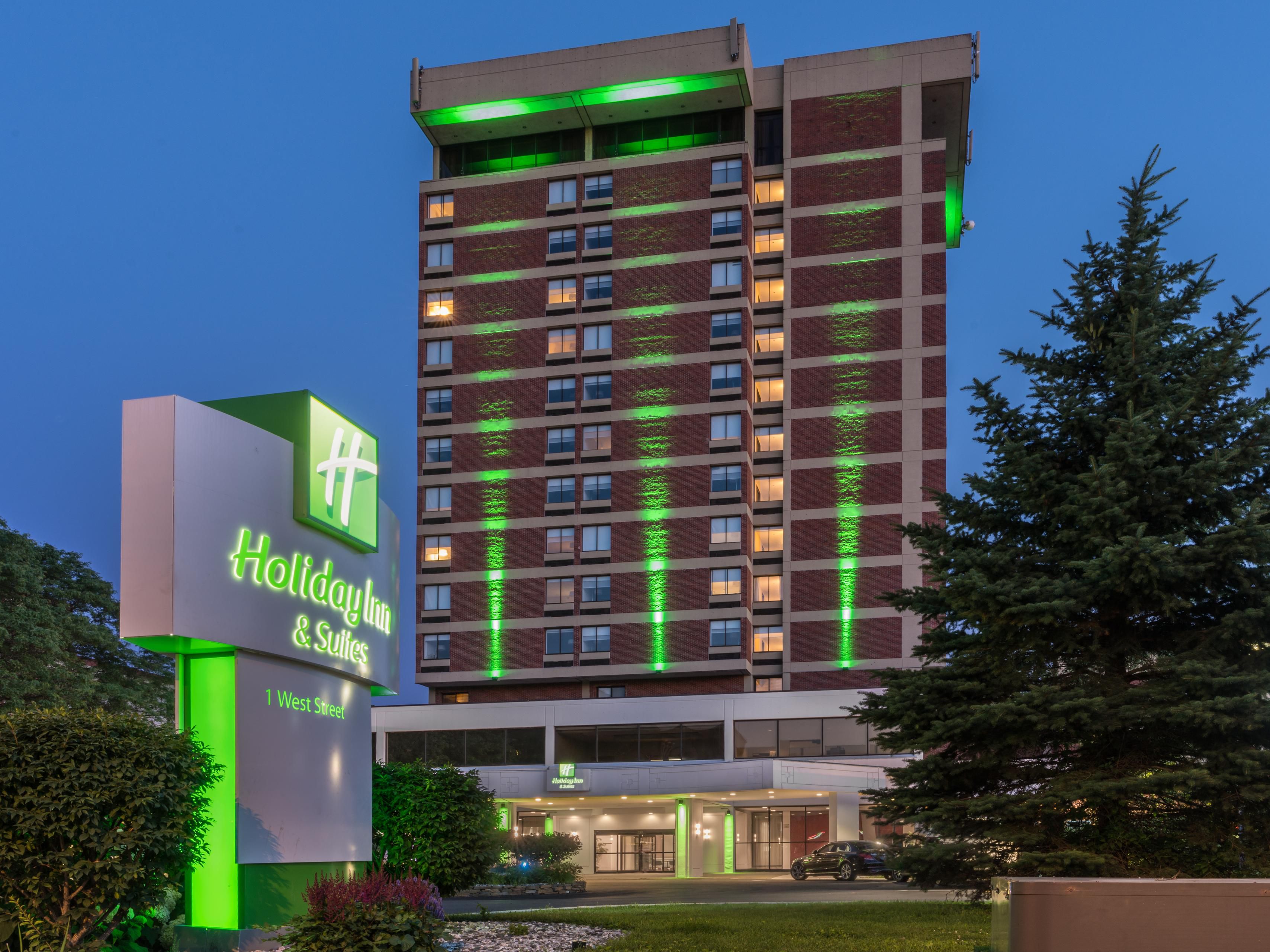 Stay with us for easy access to the Berkshires' renowned cultural scene! We're perfectly located near famous live theatre and music venues, including the legendary summer home of the Boston Symphony Orchestra, Tanglewood. Plan your trip around a show and enjoy a comfortable stay just minutes away.