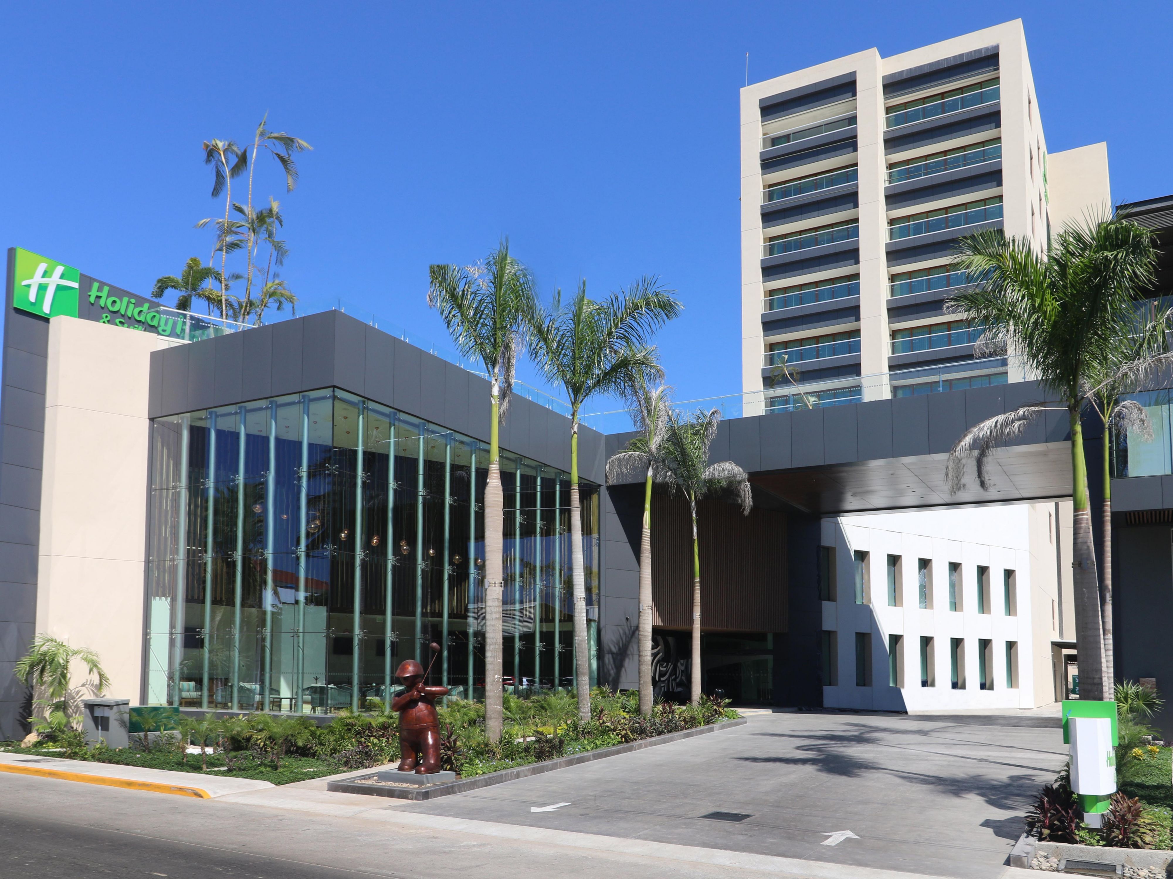 Modern hotel Holiday Inn & Suites near Puerto Vallarta Airport