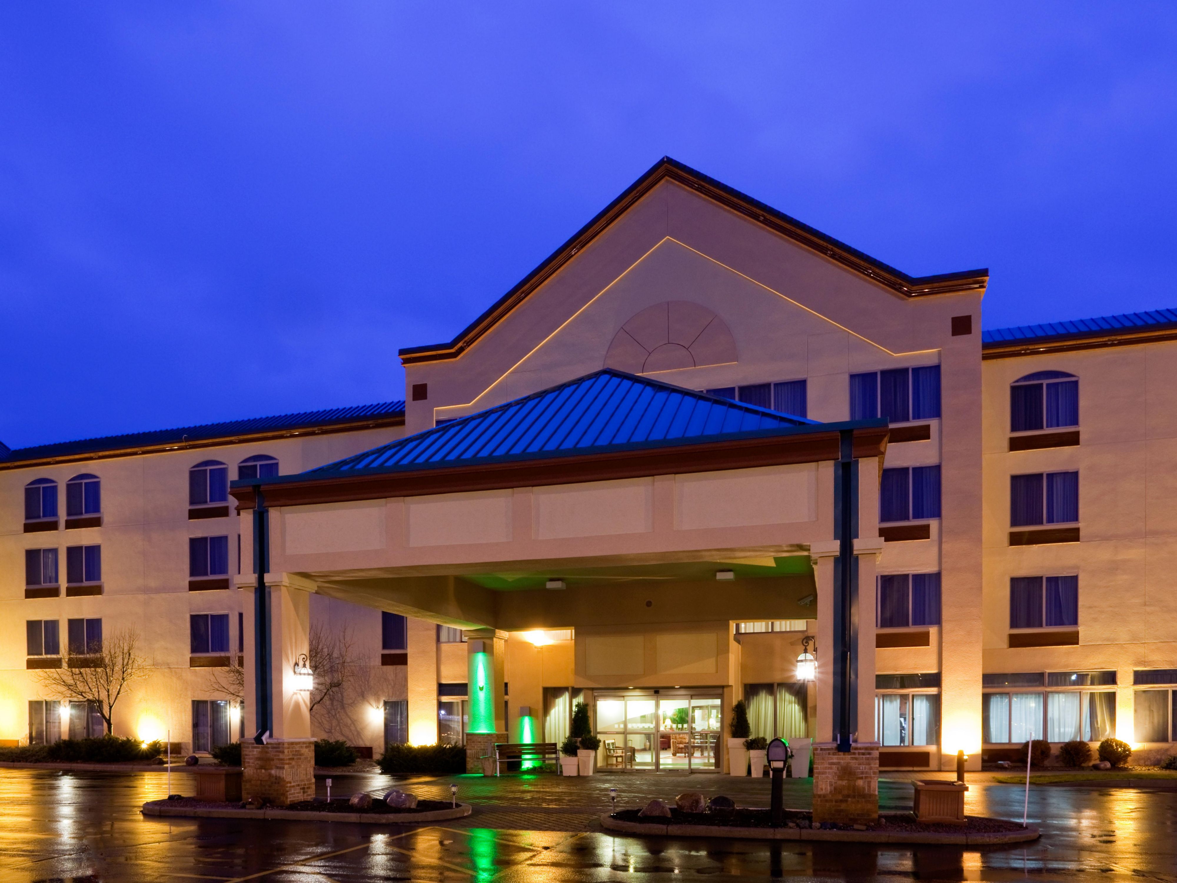 hotels in wausau wi 2 bed 1 sofa