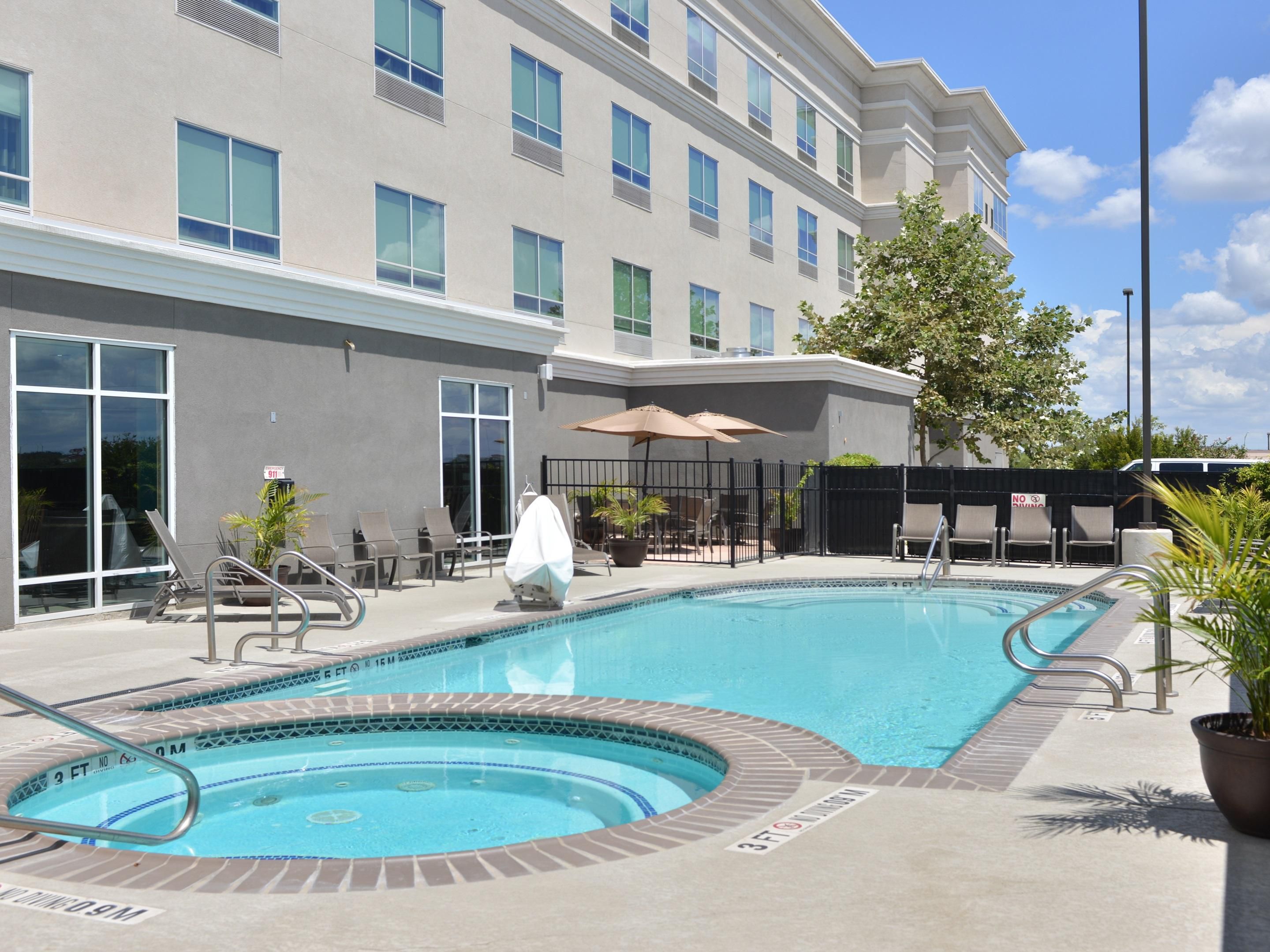 Hotel Near Fiesta Texas & UTSA | Holiday Inn & Suites San Antonio Northwest