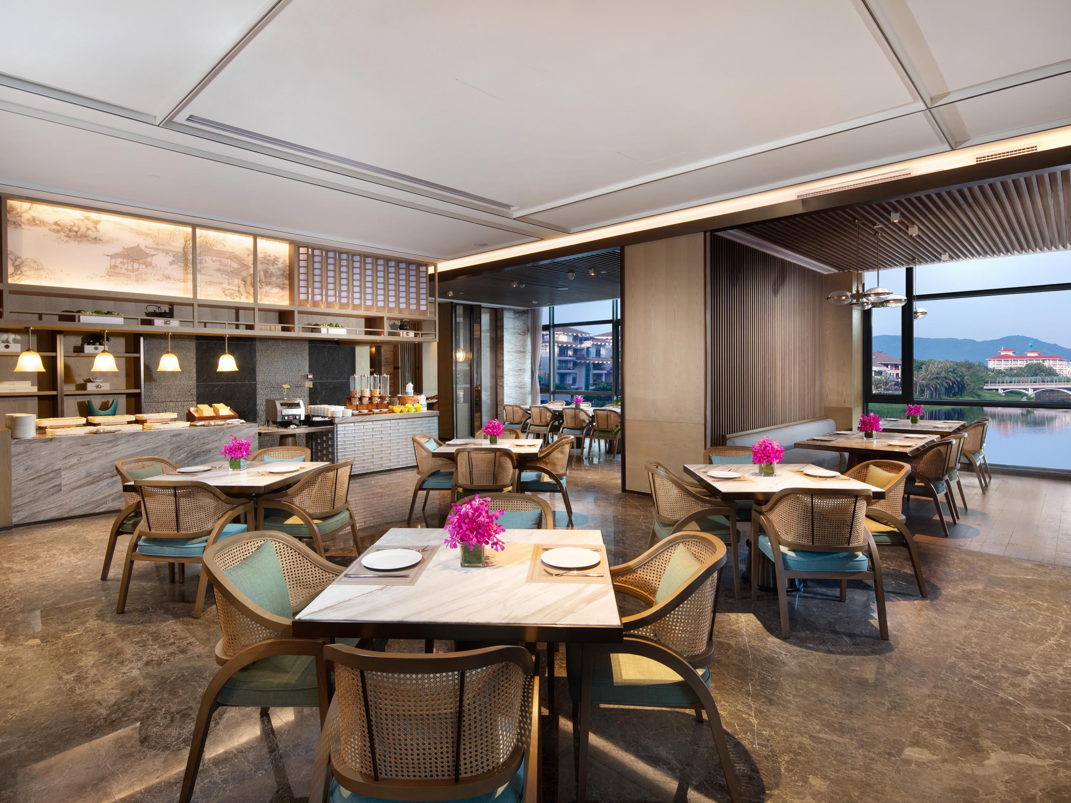 Set by the lake, Hi Bowl All Day Dining Restaurant allows guests to dine while enjoying a gentle breeze. The venue brings together delicious Chinese and Western breakfast buffet selections with an assortment of Hainan specialty flavors and à la carte delicacies.