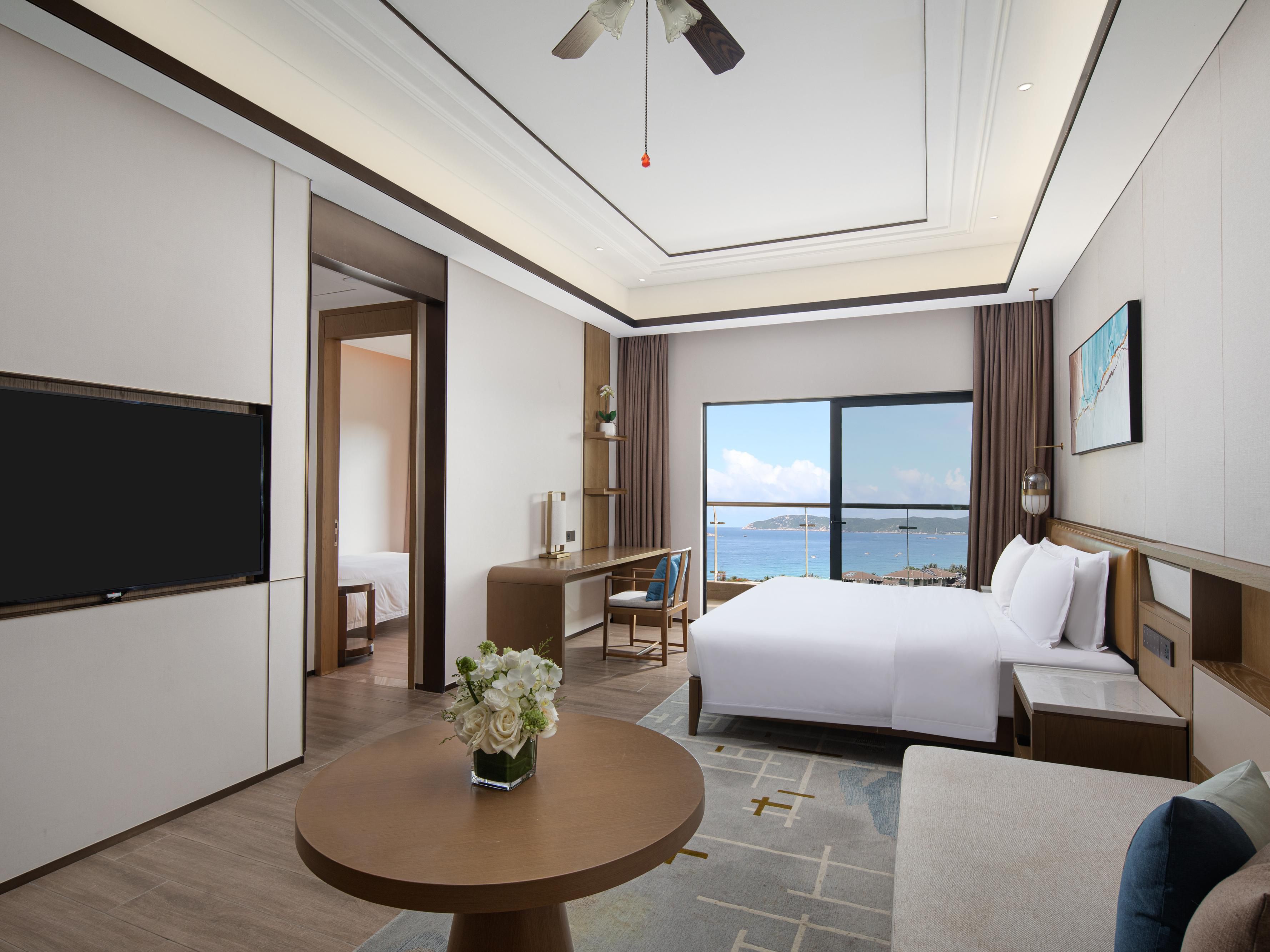Have a large living space of 80 square meters with a private single room or 2 double beds for Multiple Occupancy. Here, you can appreciate the shifting beauty of mountains, seas and lakes from different perspectives. All rooms have spacious landscape balconies and feature various amenities, including a walk-in closet and set of light kitchen.